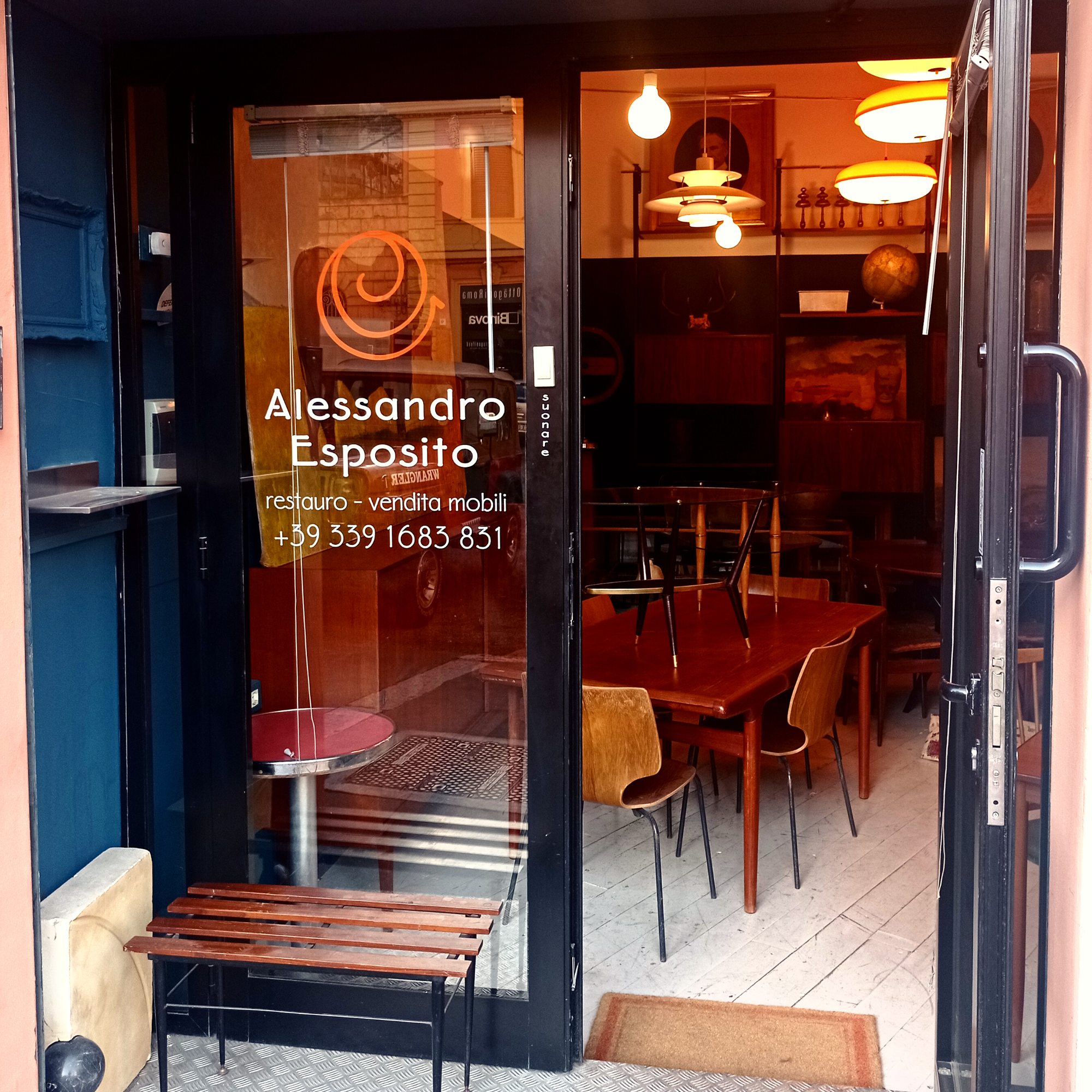 Ingresso del negozio Alessandro Esposito - restauro vendita mobili in Via Goffredo Mameli 60 a Roma in zona Trastevere.