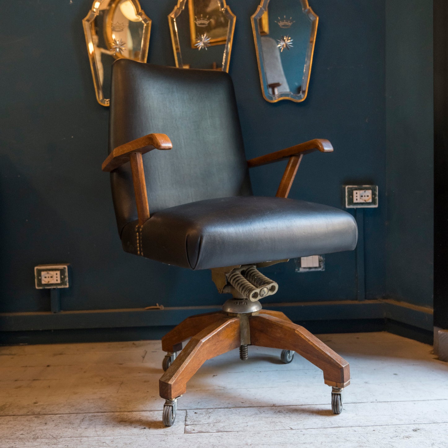 Poltrona Ministeriale Girevole Anni '50 con Rotelle – Stile Industriale Vintage