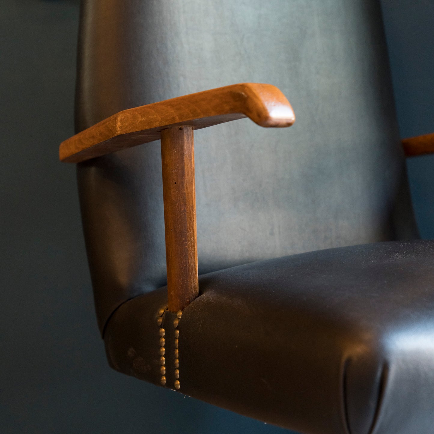 Poltrona Ministeriale Girevole Anni '50 con Rotelle – Stile Industriale Vintage