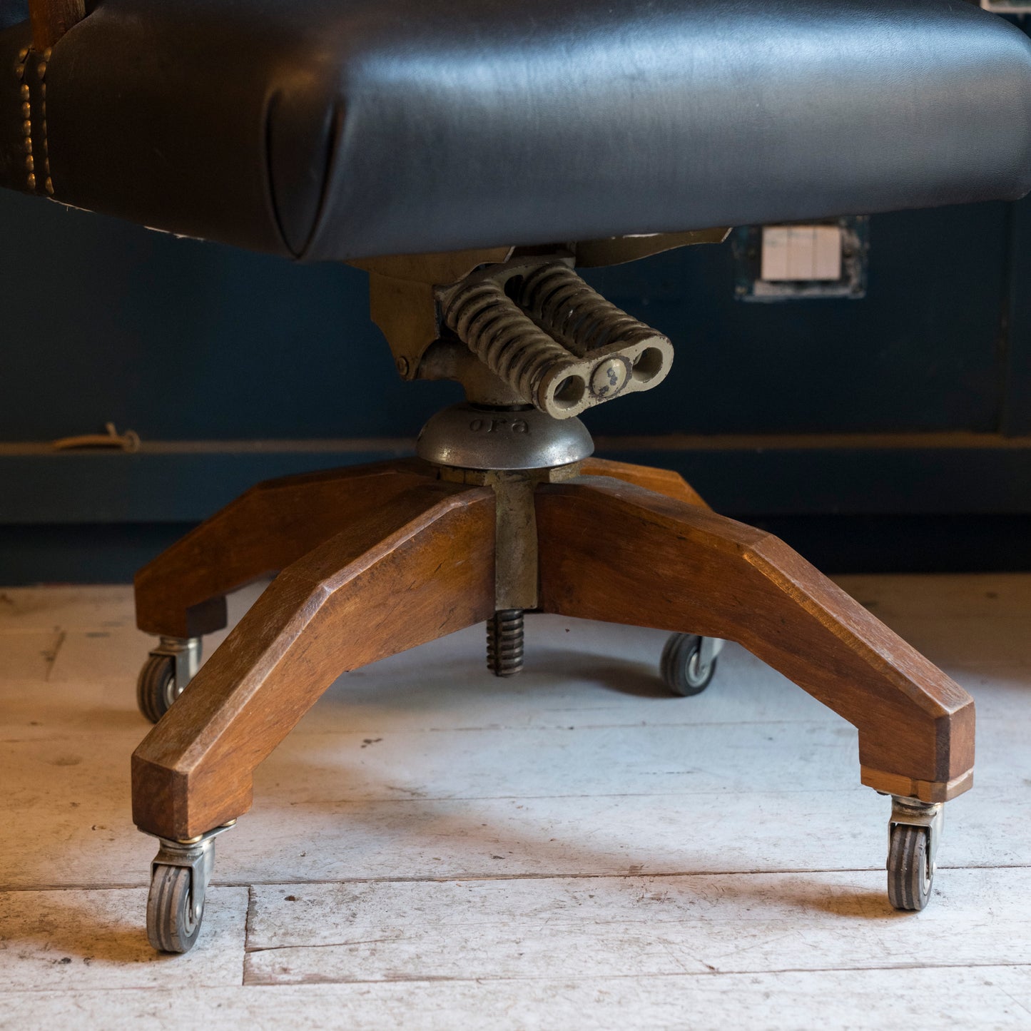 Poltrona Ministeriale Girevole Anni '50 con Rotelle – Stile Industriale Vintage