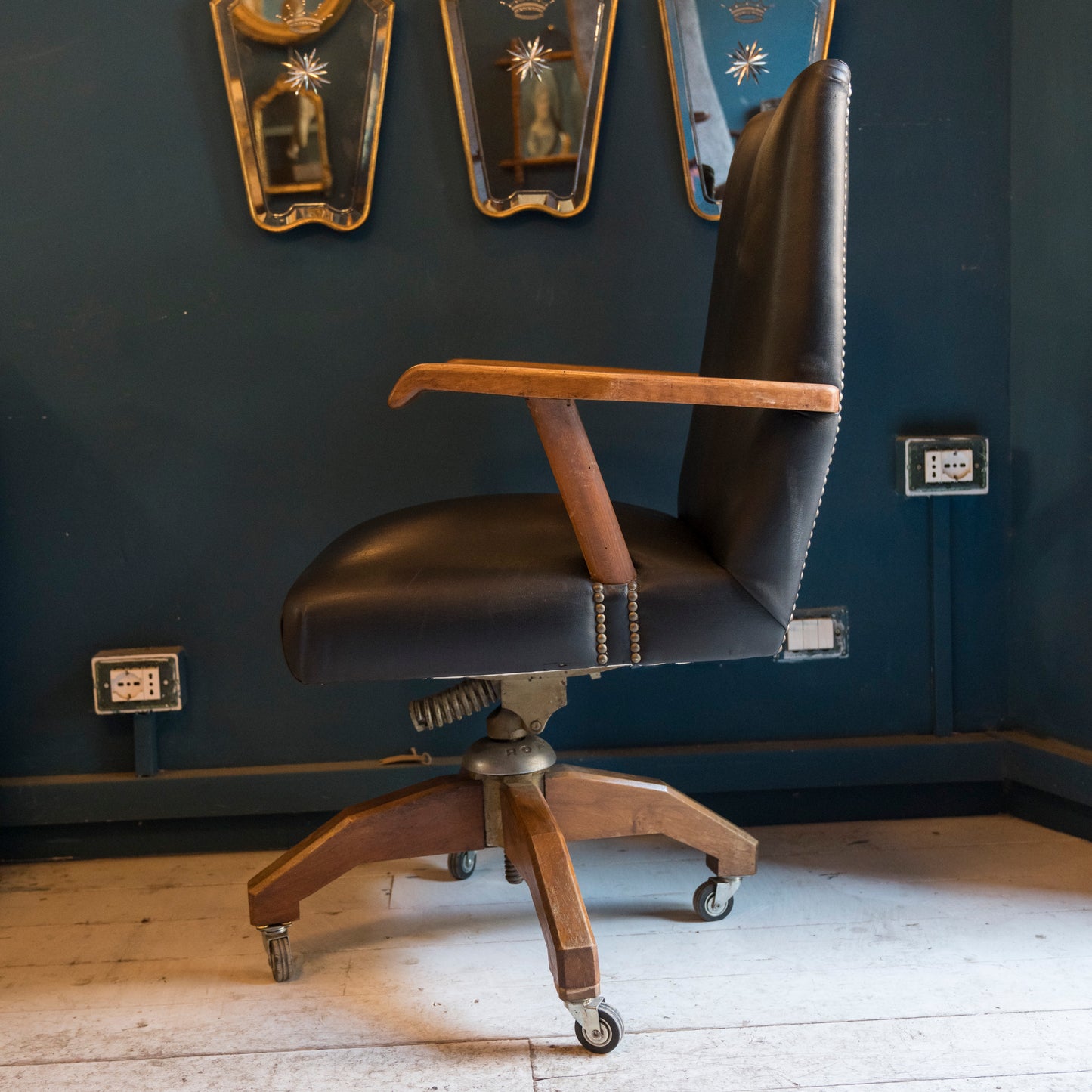 Poltrona Ministeriale Girevole Anni '50 con Rotelle – Stile Industriale Vintage