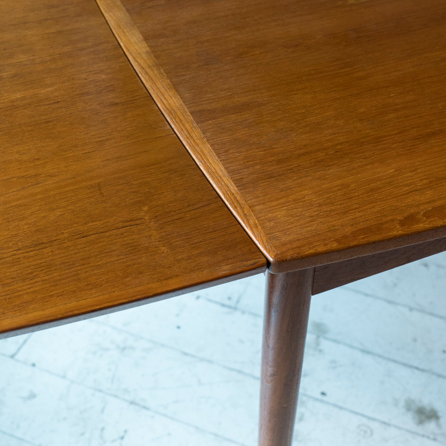 Tavolo Quadrato Danese in Teak Anni ’60 – Design Vintage Scandinavo