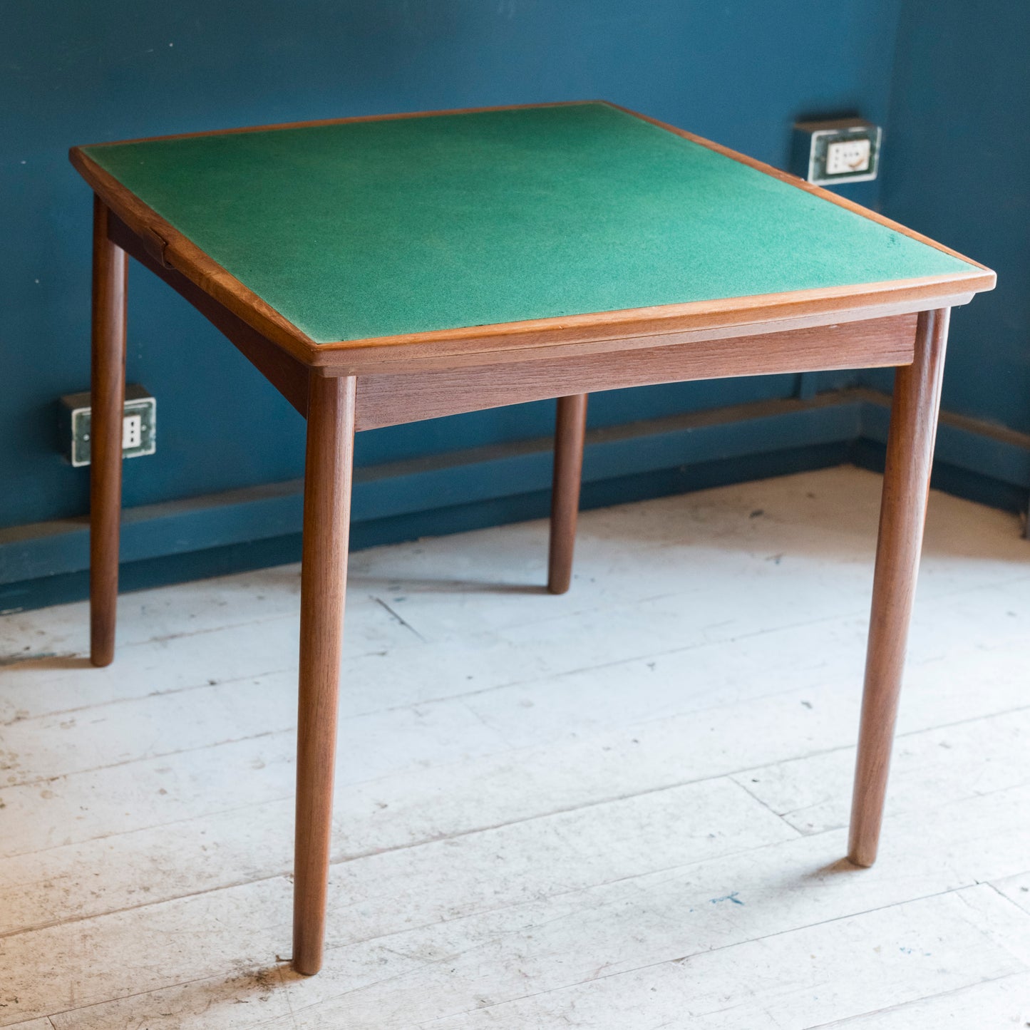 Tavolo Quadrato Danese in Teak Anni ’60 – Design Vintage Scandinavo