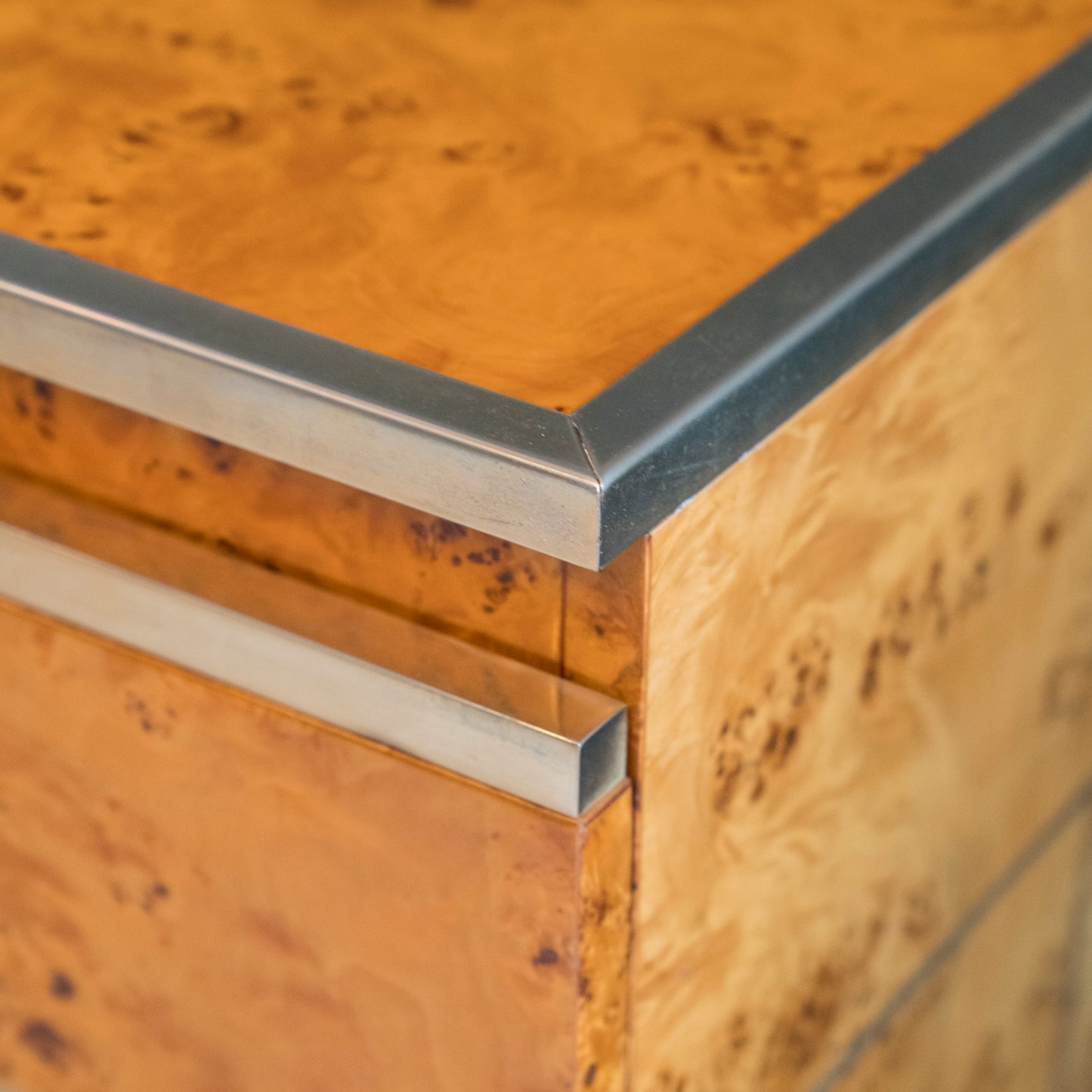 Sideboard Vintage Anni ’70 in Radica e Acciaio – Stile Willy Rizzo