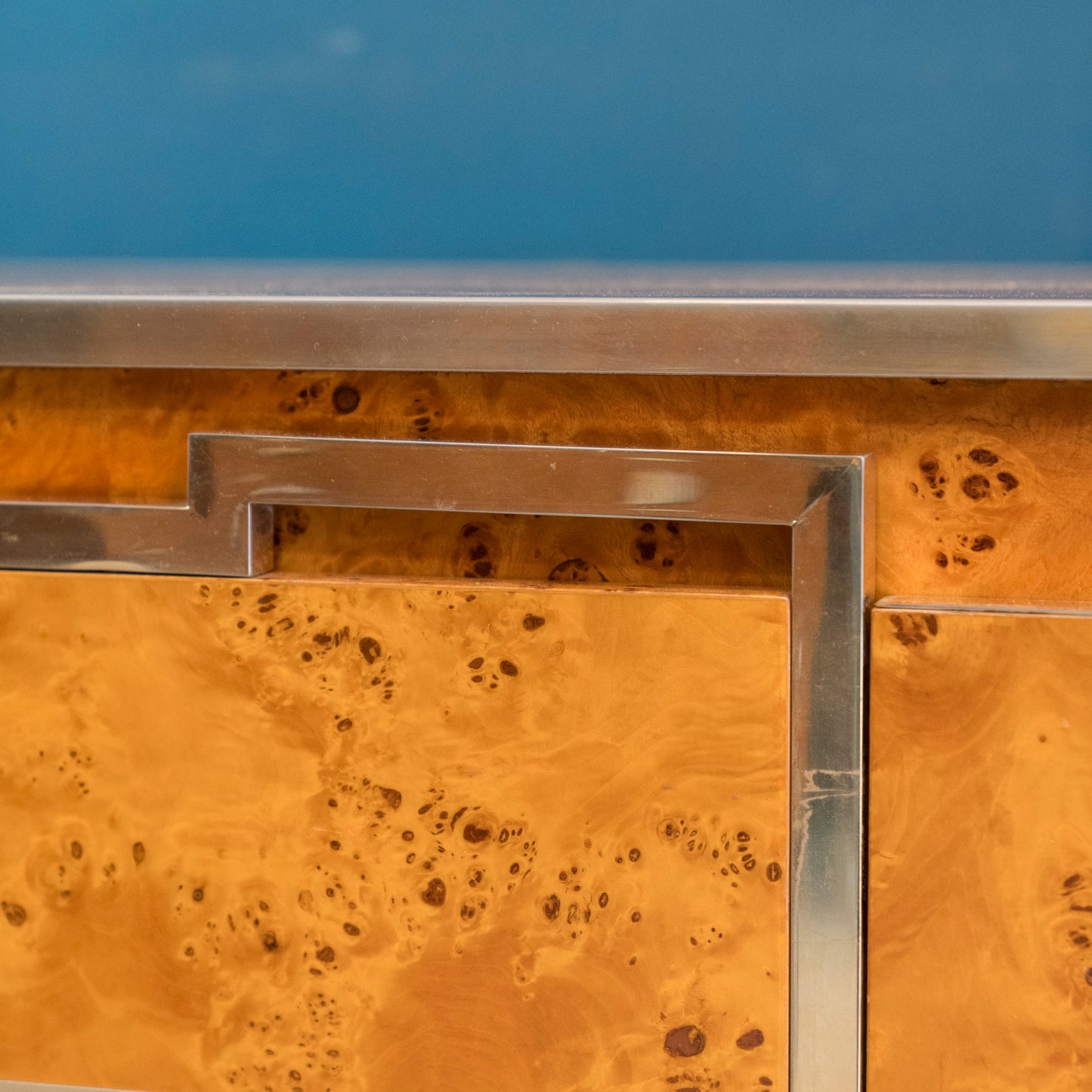 Sideboard Vintage Anni ’70 in Radica e Acciaio – Stile Willy Rizzo