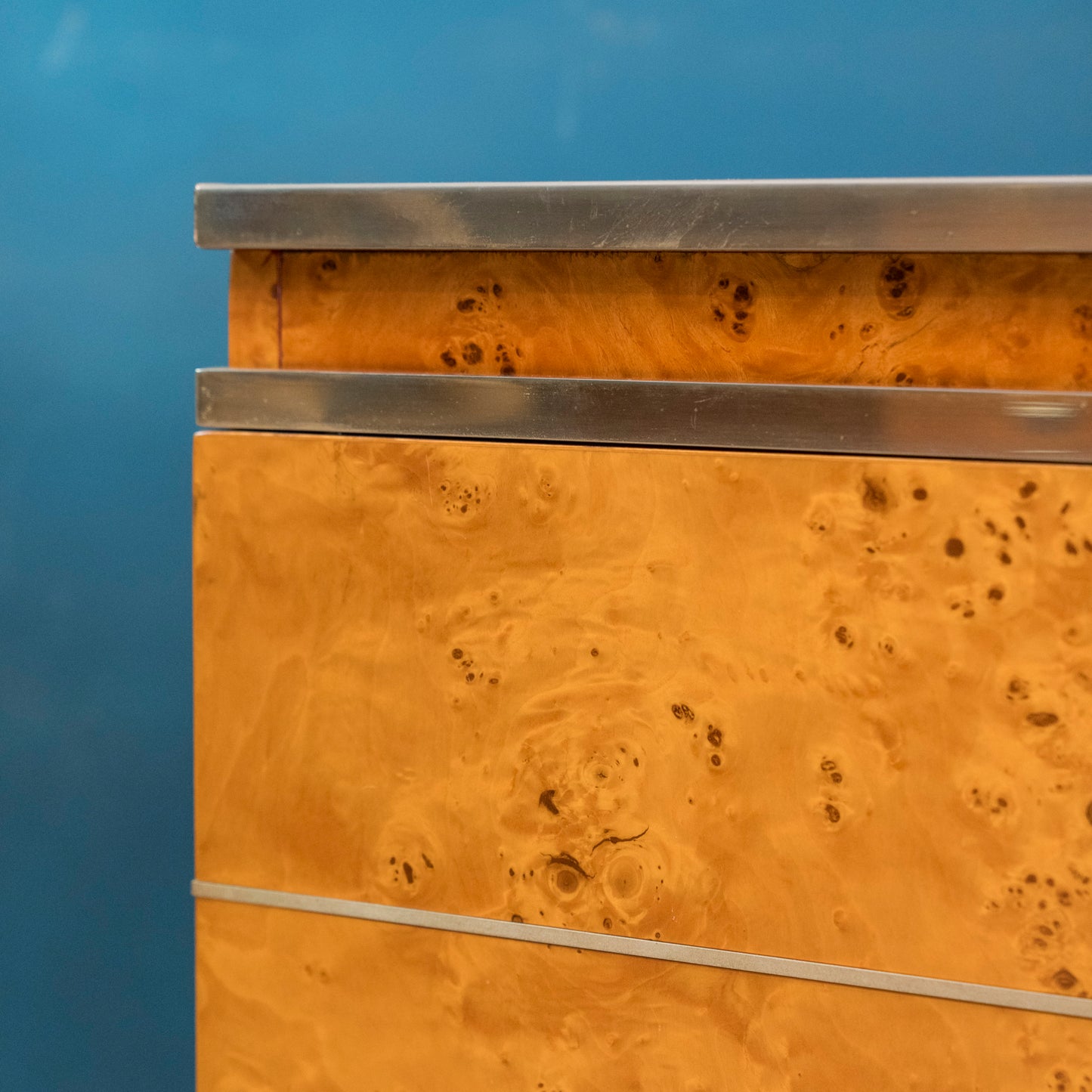 Sideboard Vintage Anni ’70 in Radica e Acciaio – Stile Willy Rizzo