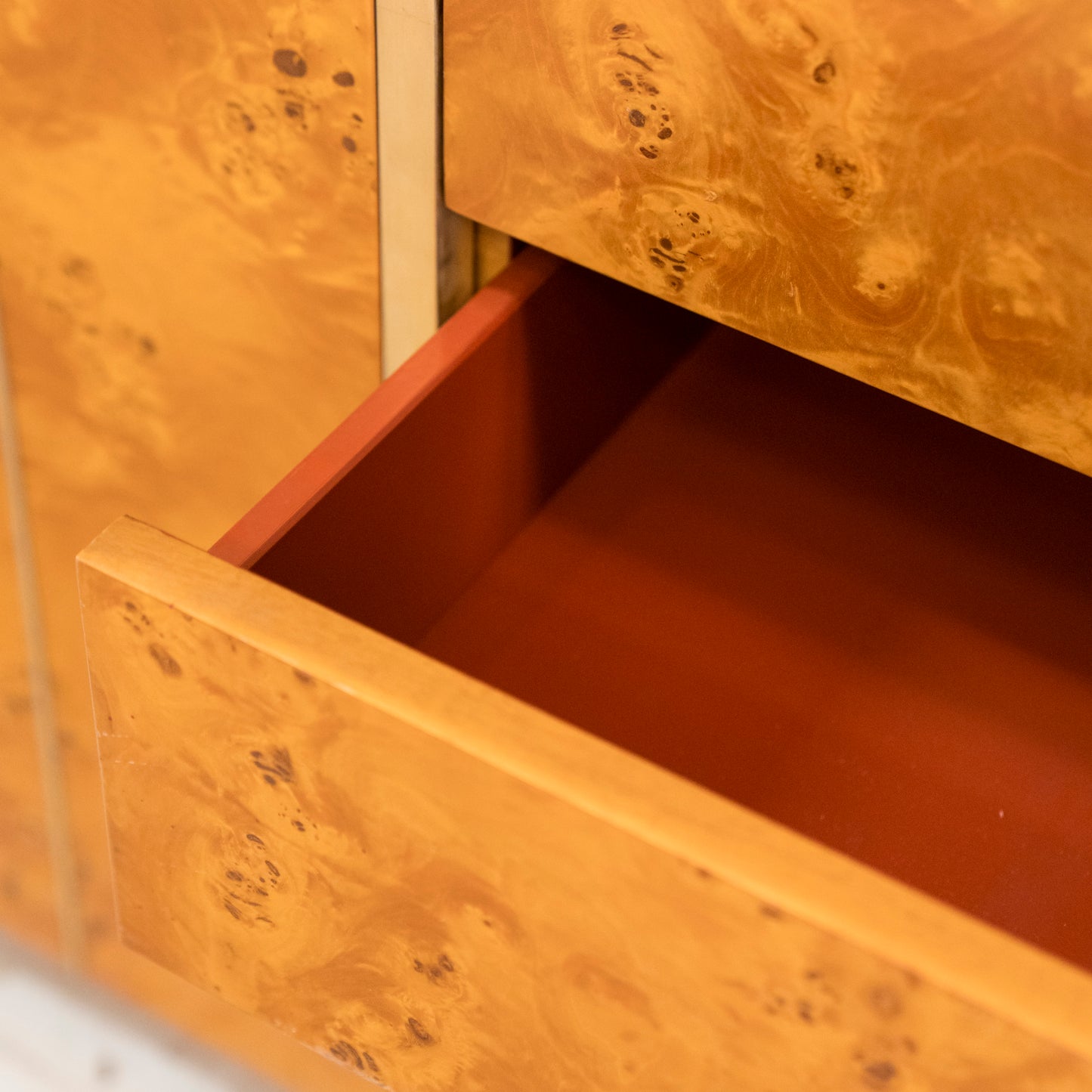 Sideboard Vintage Anni ’70 in Radica e Acciaio – Stile Willy Rizzo