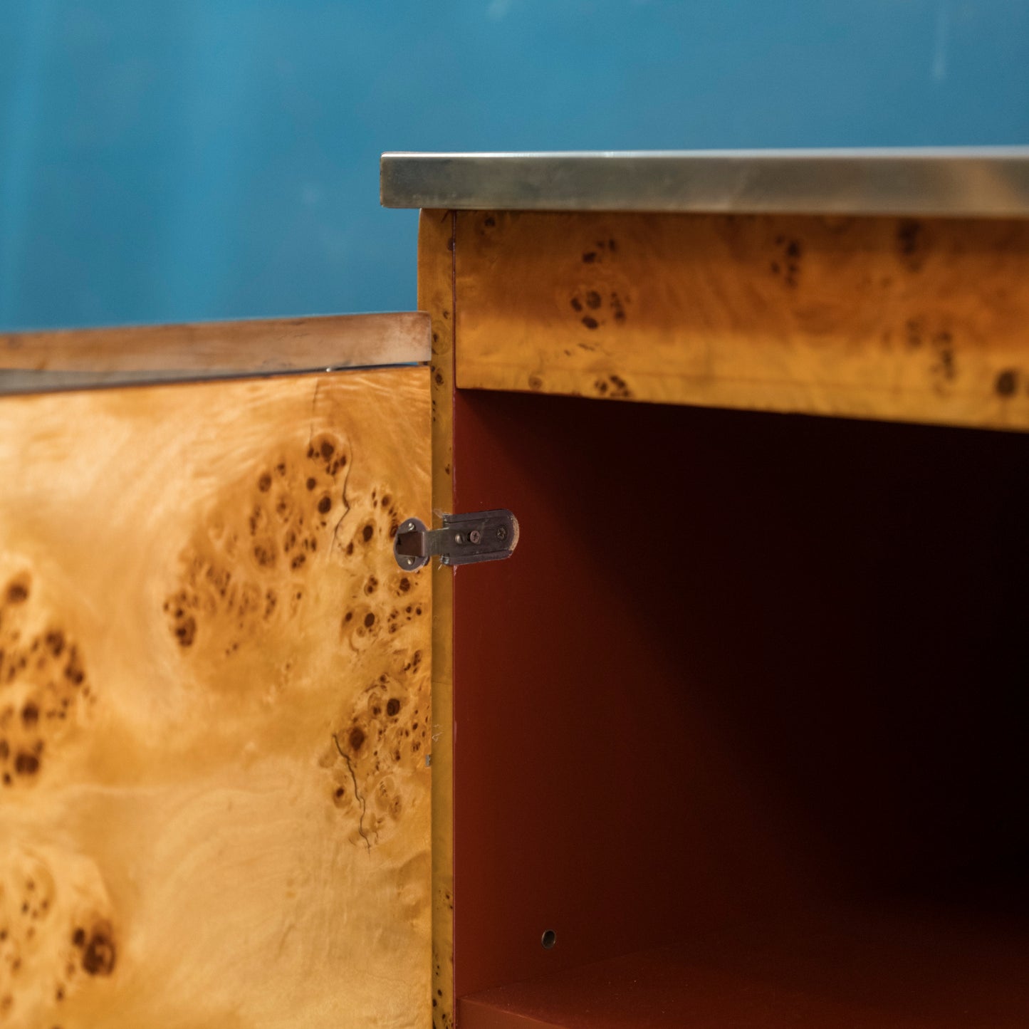 Sideboard Vintage Anni ’70 in Radica e Acciaio – Stile Willy Rizzo