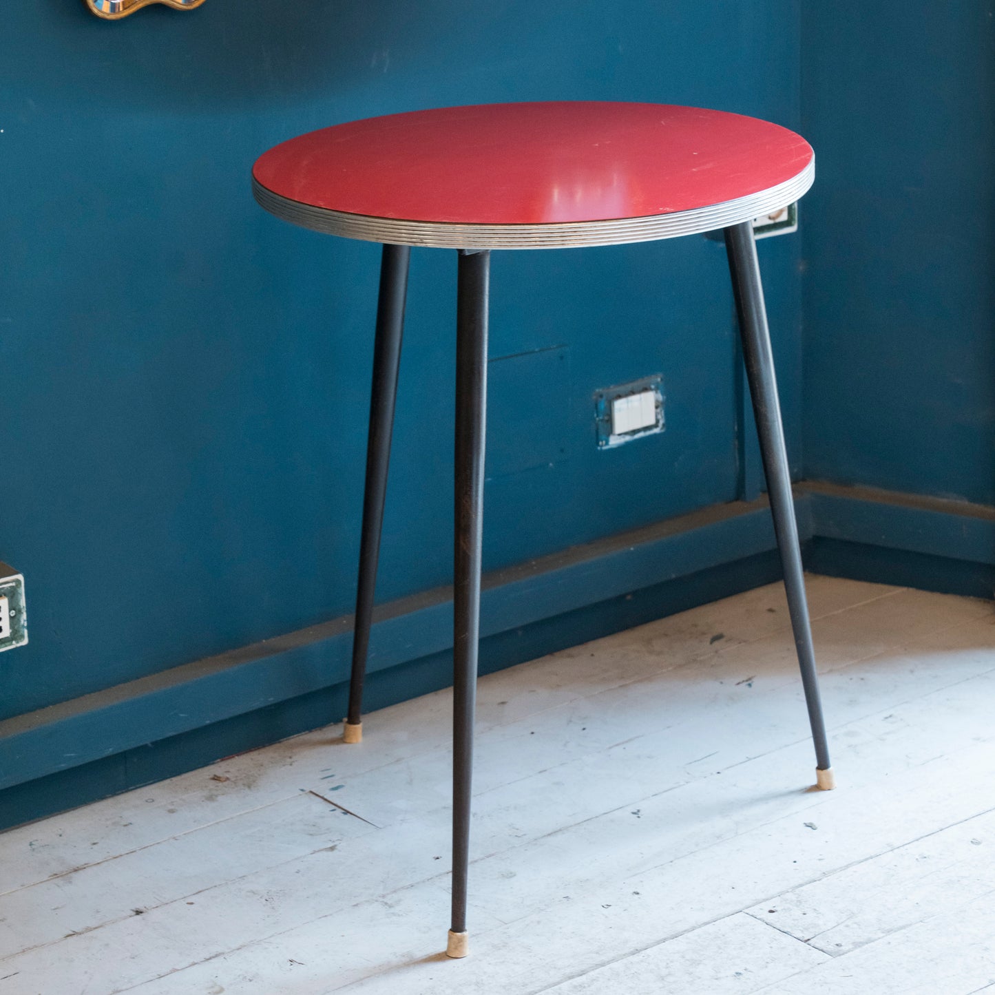 Tavolo da Bar Vintage Anni ’50 – Design Industriale con Piano Rosso