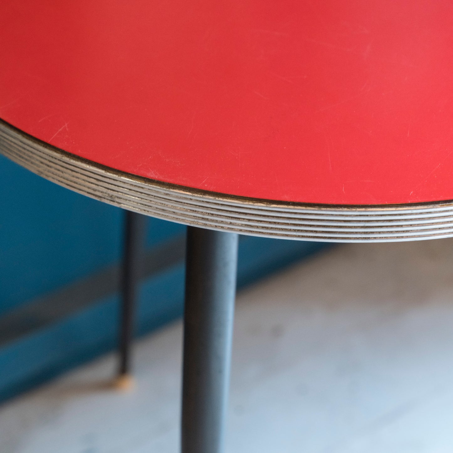 Tavolo da Bar Vintage Anni ’50 – Design Industriale con Piano Rosso