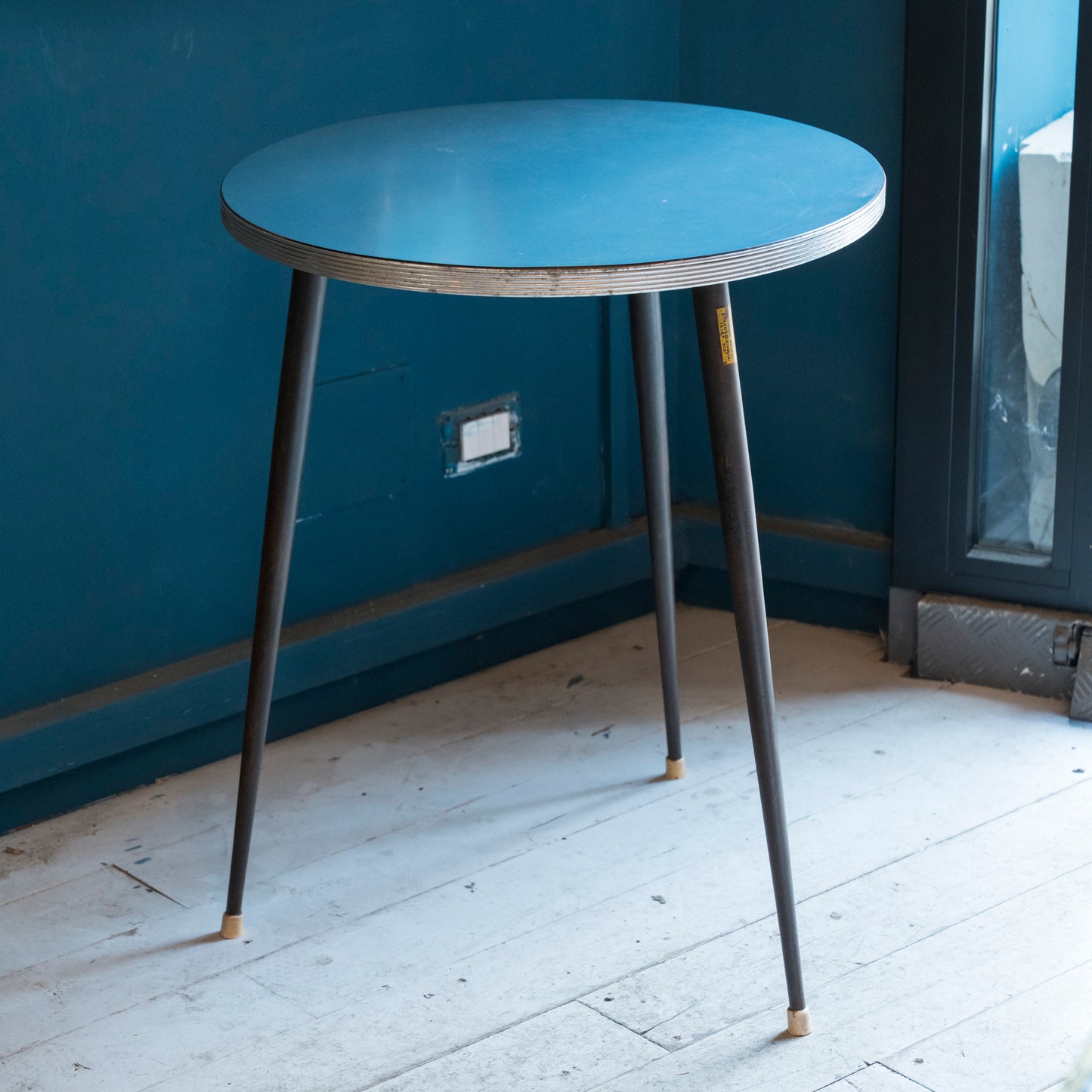 Tavolo da Bar Vintage Anni ’50 – Design Industriale con Piano Rosso
