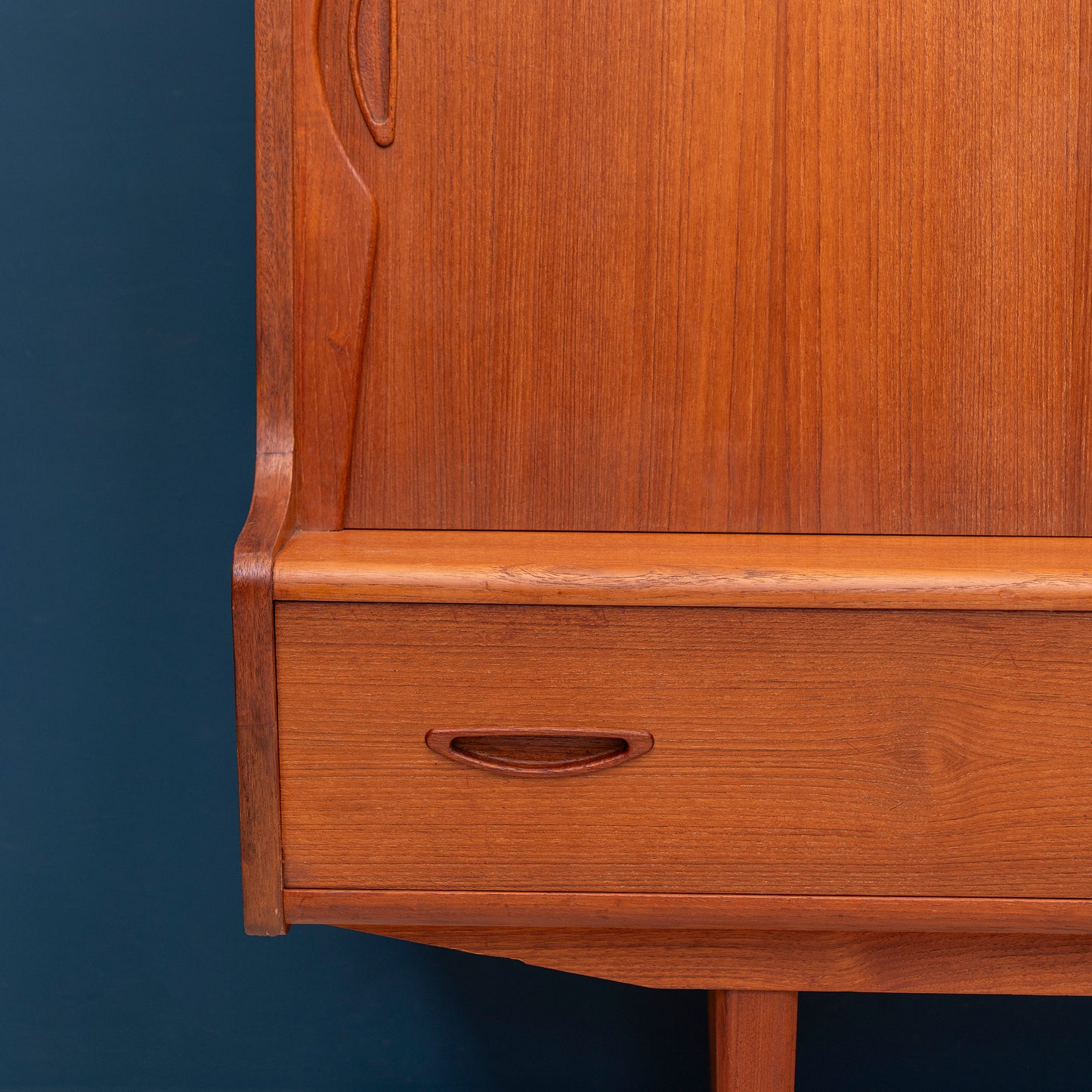 Dettaglio cassetto Highboard danese in legno di teak risalente agli anni '60. Mobile credenza con 4 ante, 3 cassetti esterni e 4 cassetti interni, di manifattura danese.