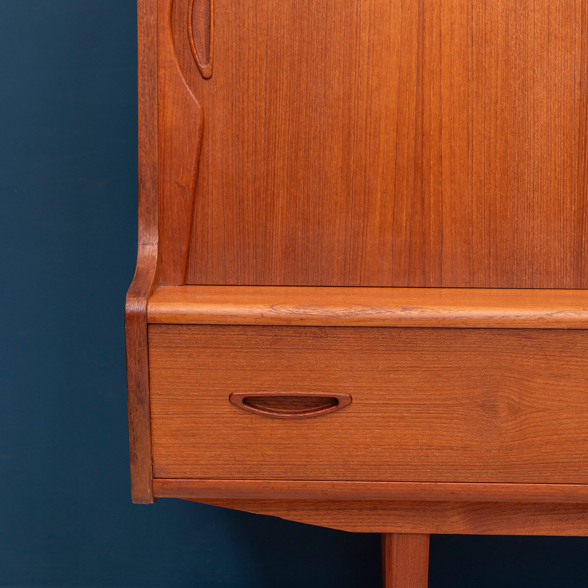 Dettaglio cassetto Highboard danese in legno di teak risalente agli anni '60. Mobile credenza con 4 ante, 3 cassetti esterni e 4 cassetti interni, di manifattura danese.