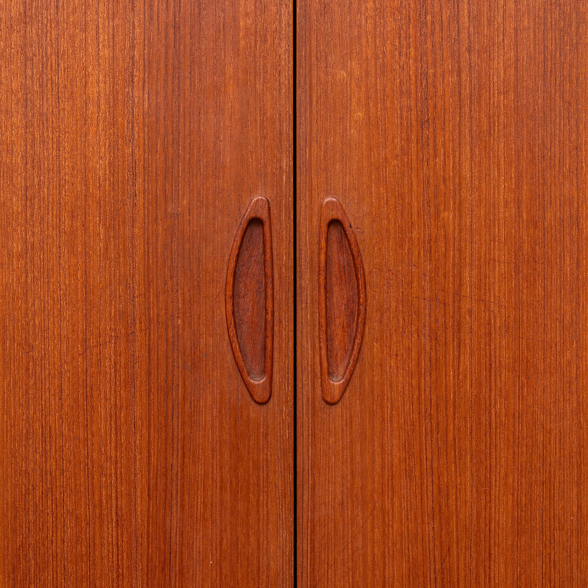 Dettaglio ante Highboard danese in legno di teak risalente agli anni '60. Mobile credenza con 4 ante, 3 cassetti esterni e 4 cassetti interni, di manifattura danese.