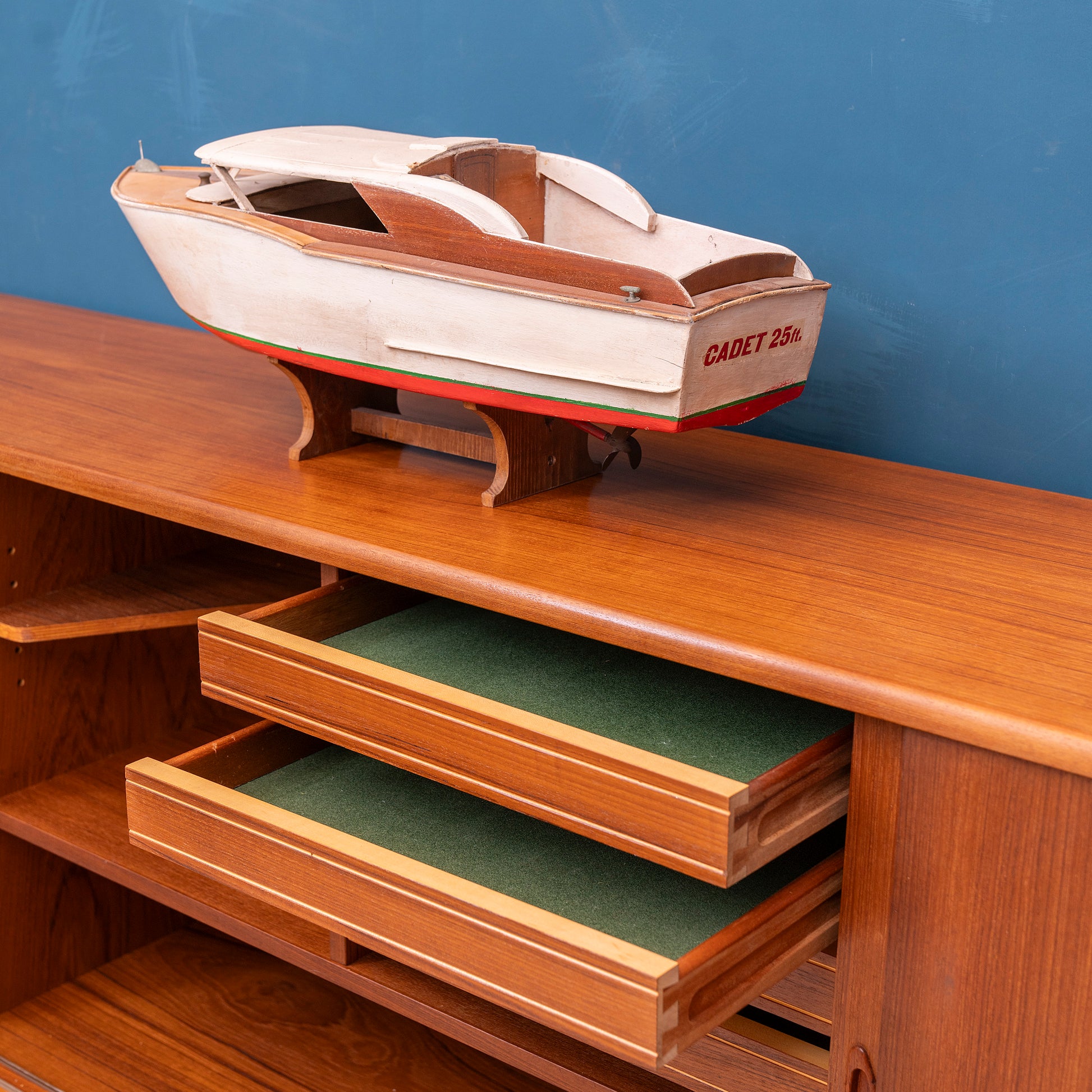 Dettaglio cassetti interni Highboard danese in legno di teak risalente agli anni '60. Mobile credenza con 4 ante, 3 cassetti esterni e 4 cassetti interni, di manifattura danese.