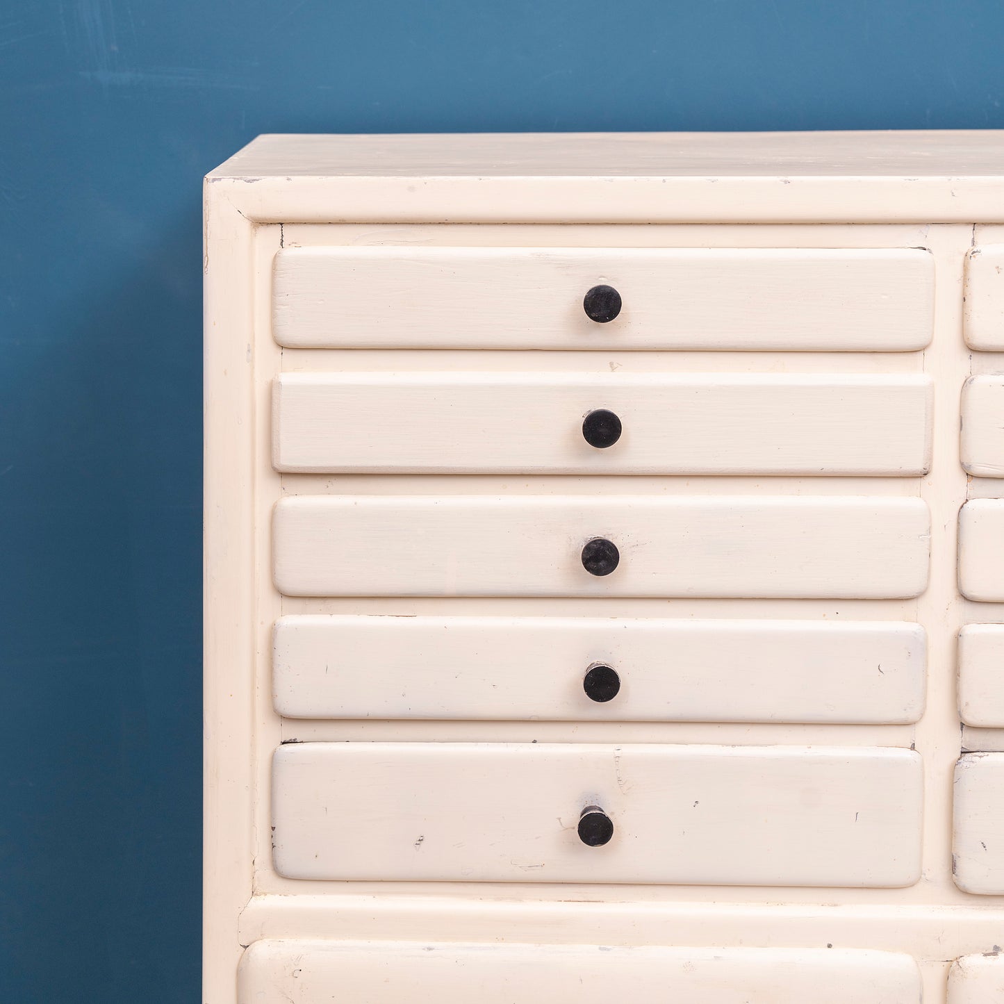 Particolare dei cassetti Mobile da dentista, tedesco, laccato bianco risalente agli anni 40 Cassettiera con 15 cassetti e 3 ante di manifattura tedesca.