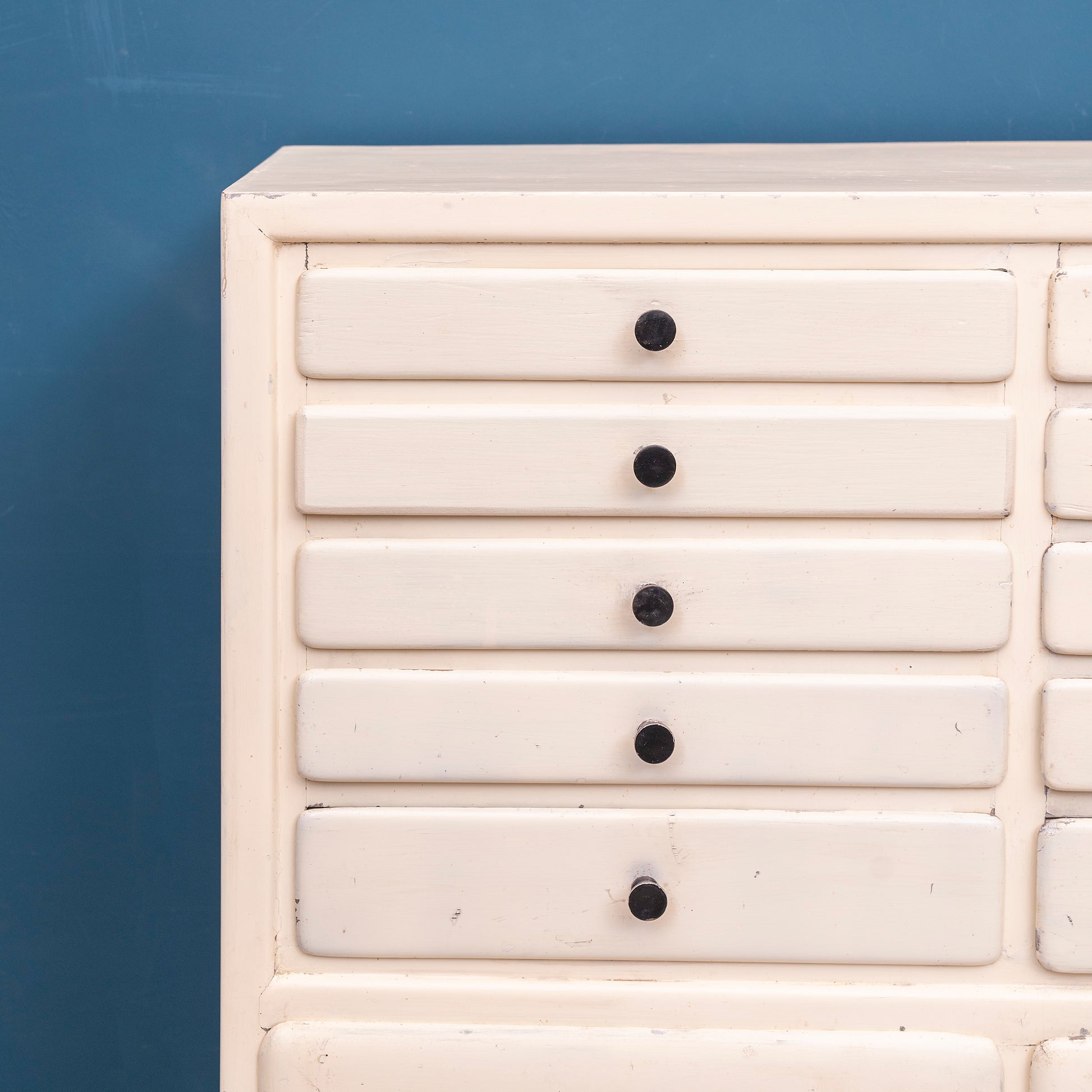 Particolare dei cassetti Mobile da dentista, tedesco, laccato bianco risalente agli anni 40 Cassettiera con 15 cassetti e 3 ante di manifattura tedesca.