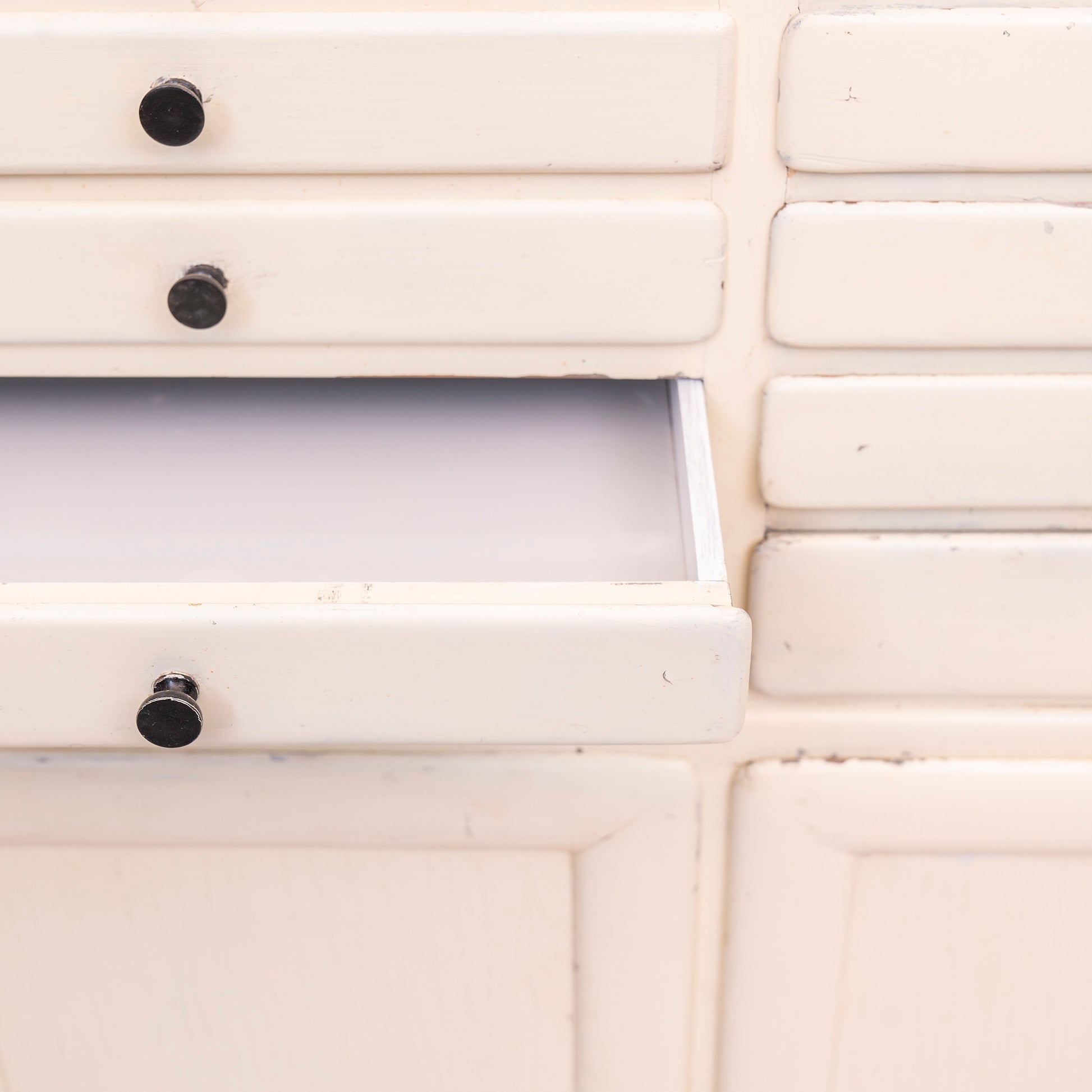 Particolare cassetto con vetro originale Mobile da dentista, tedesco, laccato bianco risalente agli anni 40 Cassettiera con 15 cassetti e 3 ante di manifattura tedesca.
