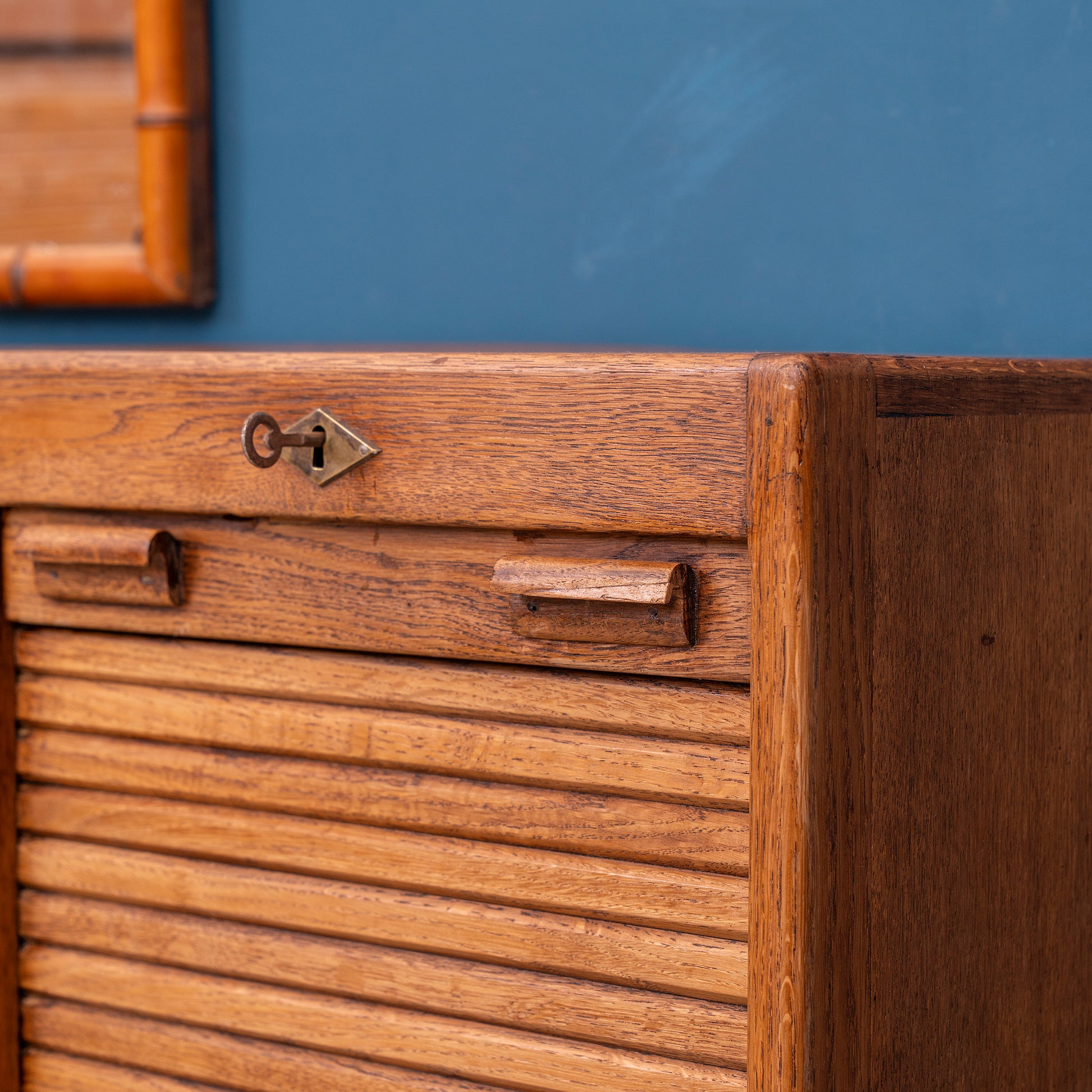 Particolare serratura Mobile da archivio francese con 2 serrandine in legno di rovere - anni '30