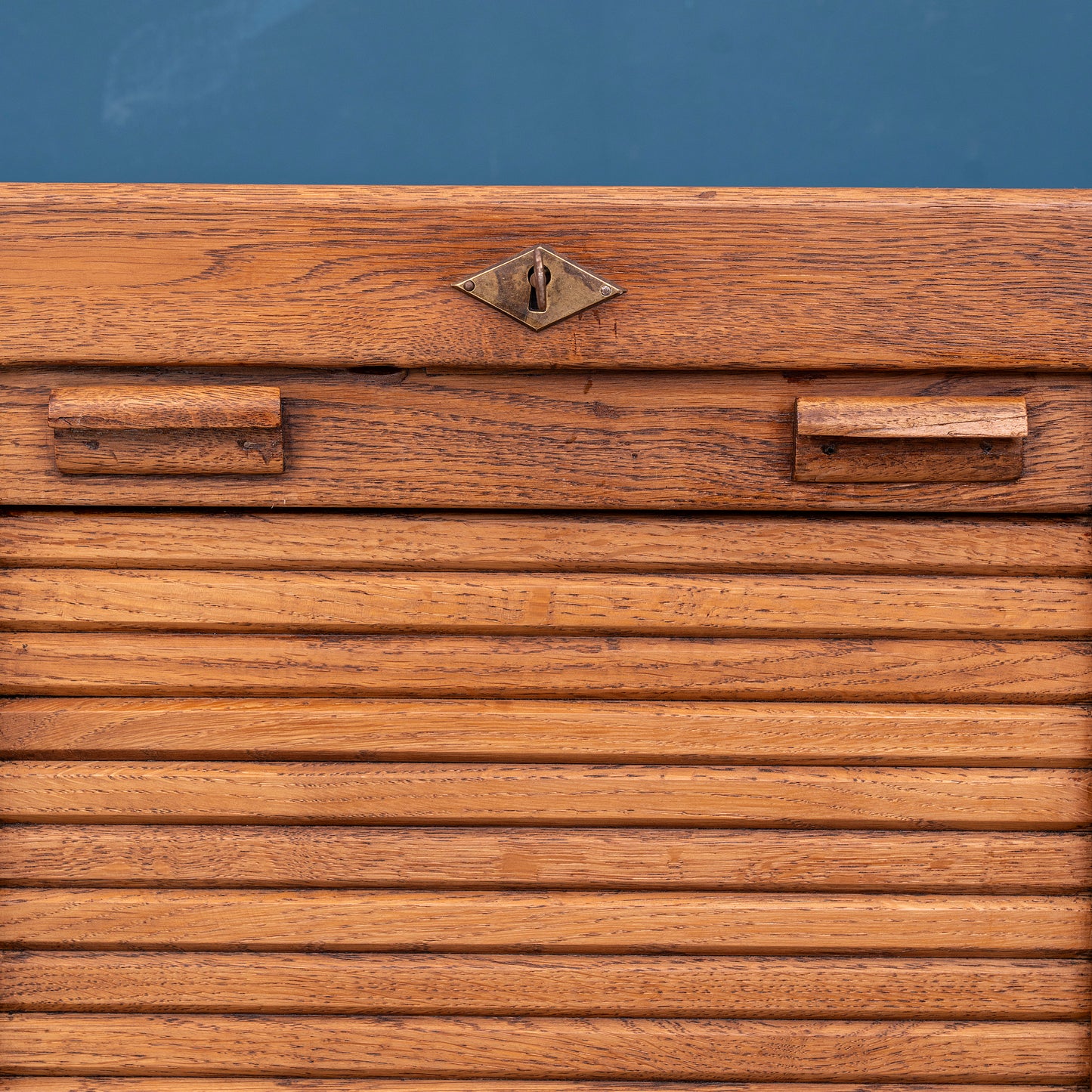 Particolare manigliette Mobile da archivio francese con 2 serrandine in legno di rovere - anni '30