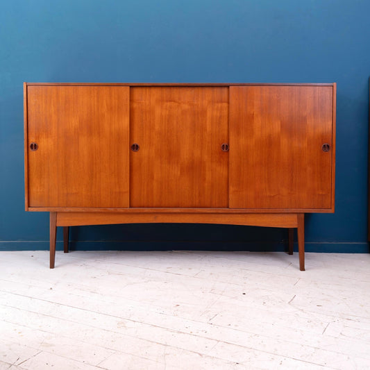Highboard danese in legno di teak risalente agli anni '60. Mobile credenza con 3 ante e due cassetti interni, di manifattura danese.