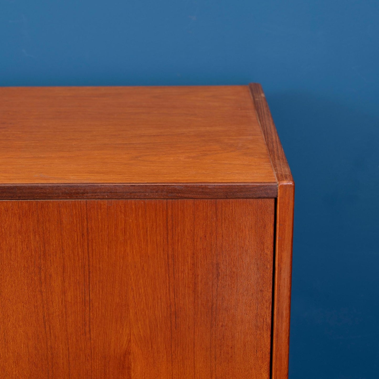 Dettaglio angolo Highboard danese in legno di teak risalente agli anni '60. Mobile credenza con 3 ante e due cassetti interni, di manifattura danese.