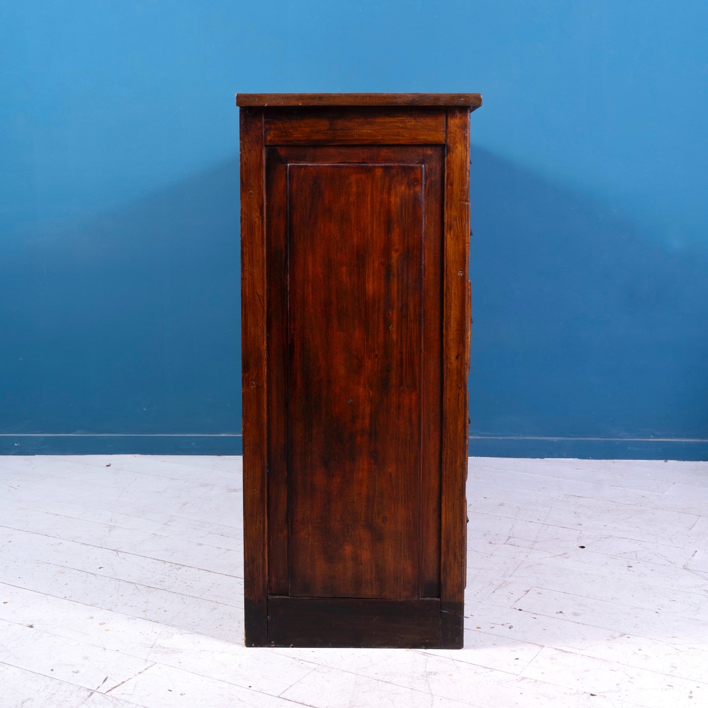 Dettaglio fianco Cassettiera industriale in legno di abete dipinto, risalente alla prima meta del '900. Il bancone è composto da 15 cassetti.   