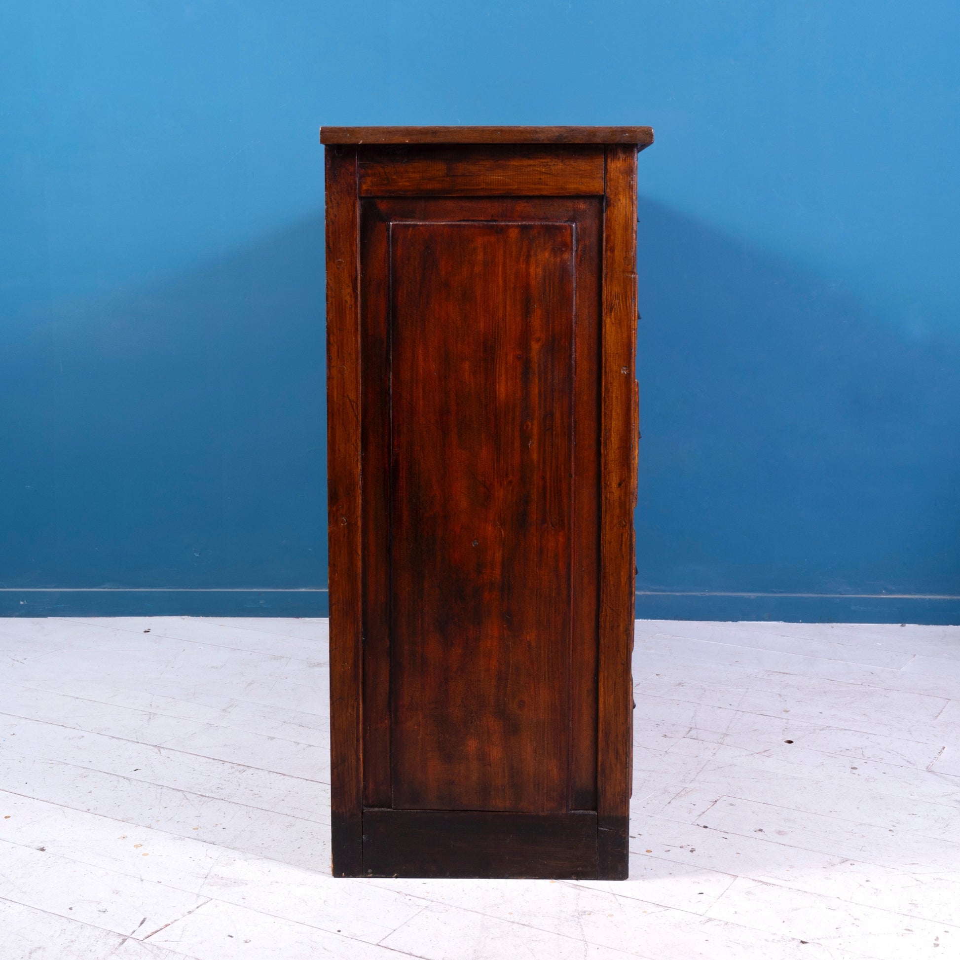 Dettaglio fianco Cassettiera industriale in legno di abete dipinto, risalente alla prima meta del '900. Il bancone è composto da 15 cassetti.   