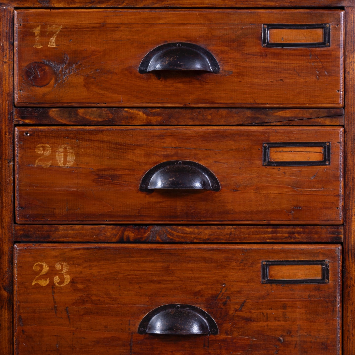 Dettaglio cassetti e maniglie della Cassettiera industriale in legno di abete dipinto, risalente alla prima meta del '900. Il bancone è composto da 15 cassetti.   