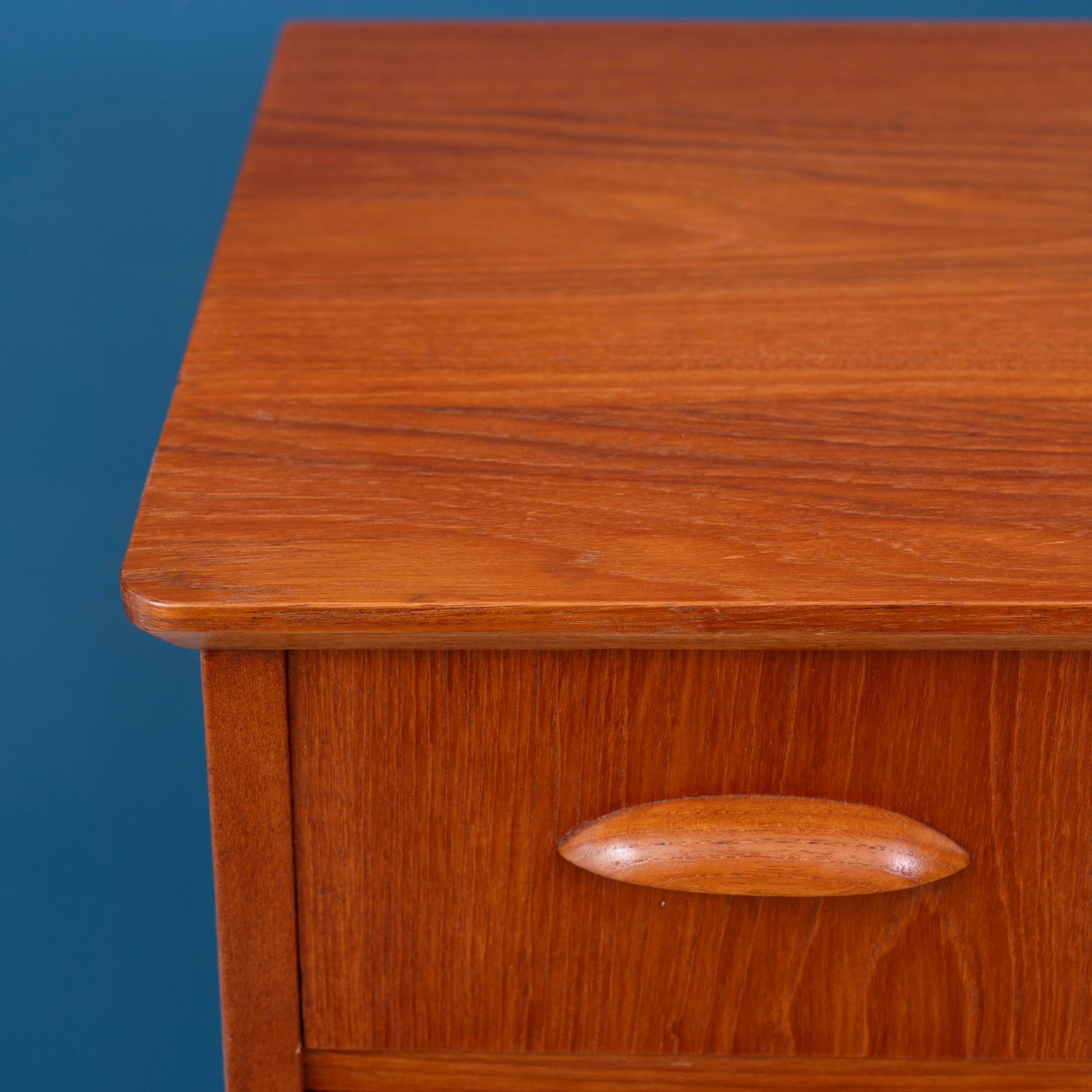 Dettaglio piano della Cassettiera danese in legno di Teak con sei cassetti, risalente agli anni '60.