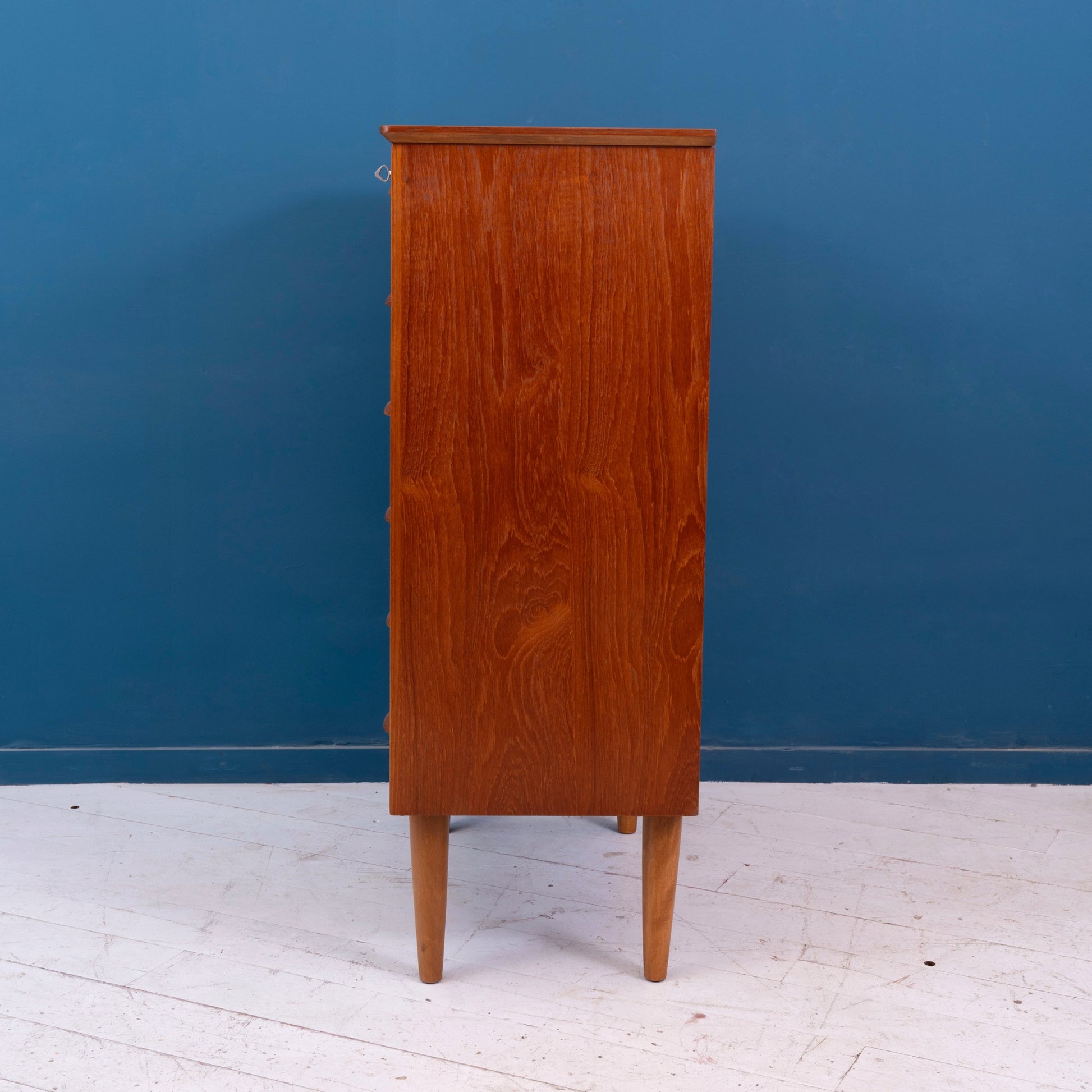 Dettaglio fianco della Cassettiera danese in legno di Teak con sei cassetti, risalente agli anni '60.