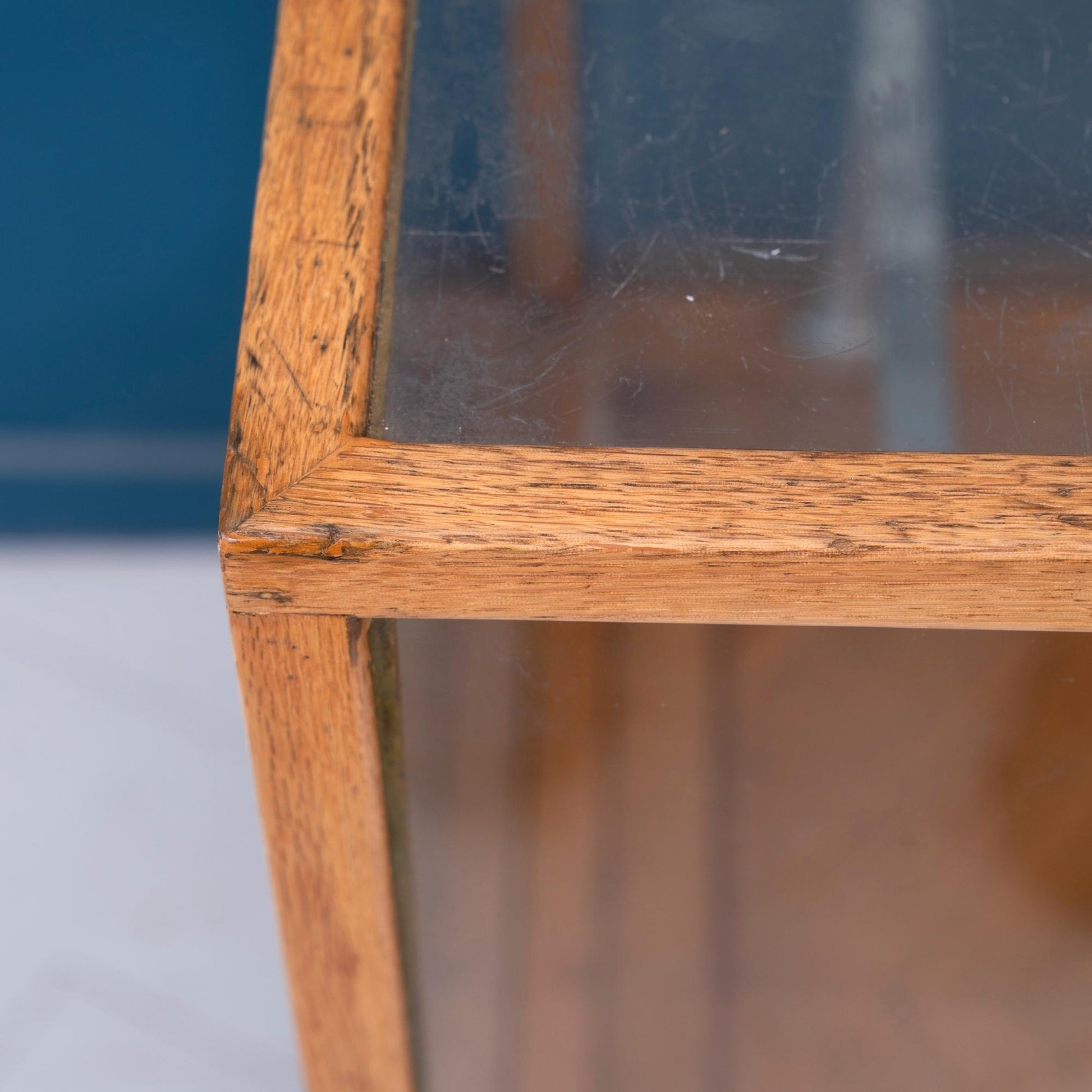 Dettaglio angolo Bancone vetrina inglese in legno di rovere, risalente alla prima meta del '900, con due mensole e ante scorrevoli in vetro.  Riporta la targhetta originale "David S. Butler ltd office equipment specialists Derby".