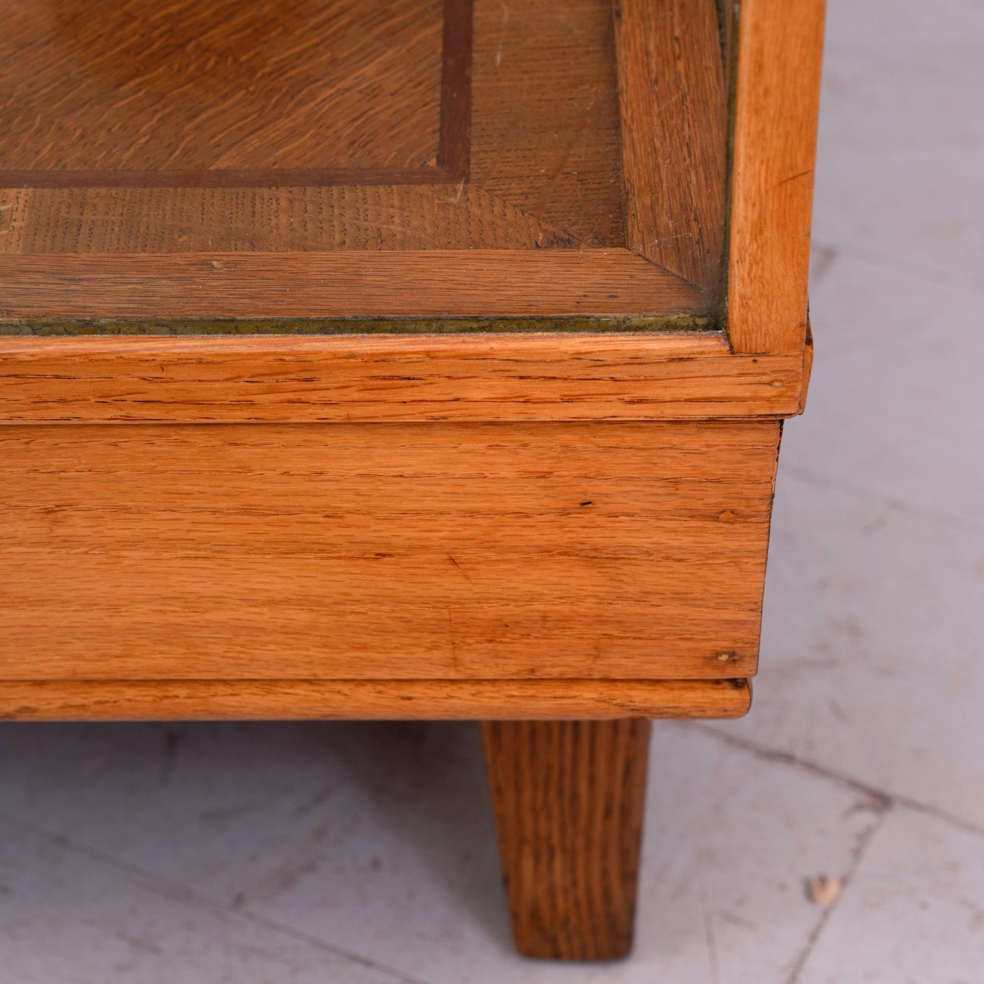 Dettaglio base Bancone vetrina inglese in legno di rovere, risalente alla prima meta del '900, con due mensole e ante scorrevoli in vetro.  Riporta la targhetta originale "David S. Butler ltd office equipment specialists Derby".