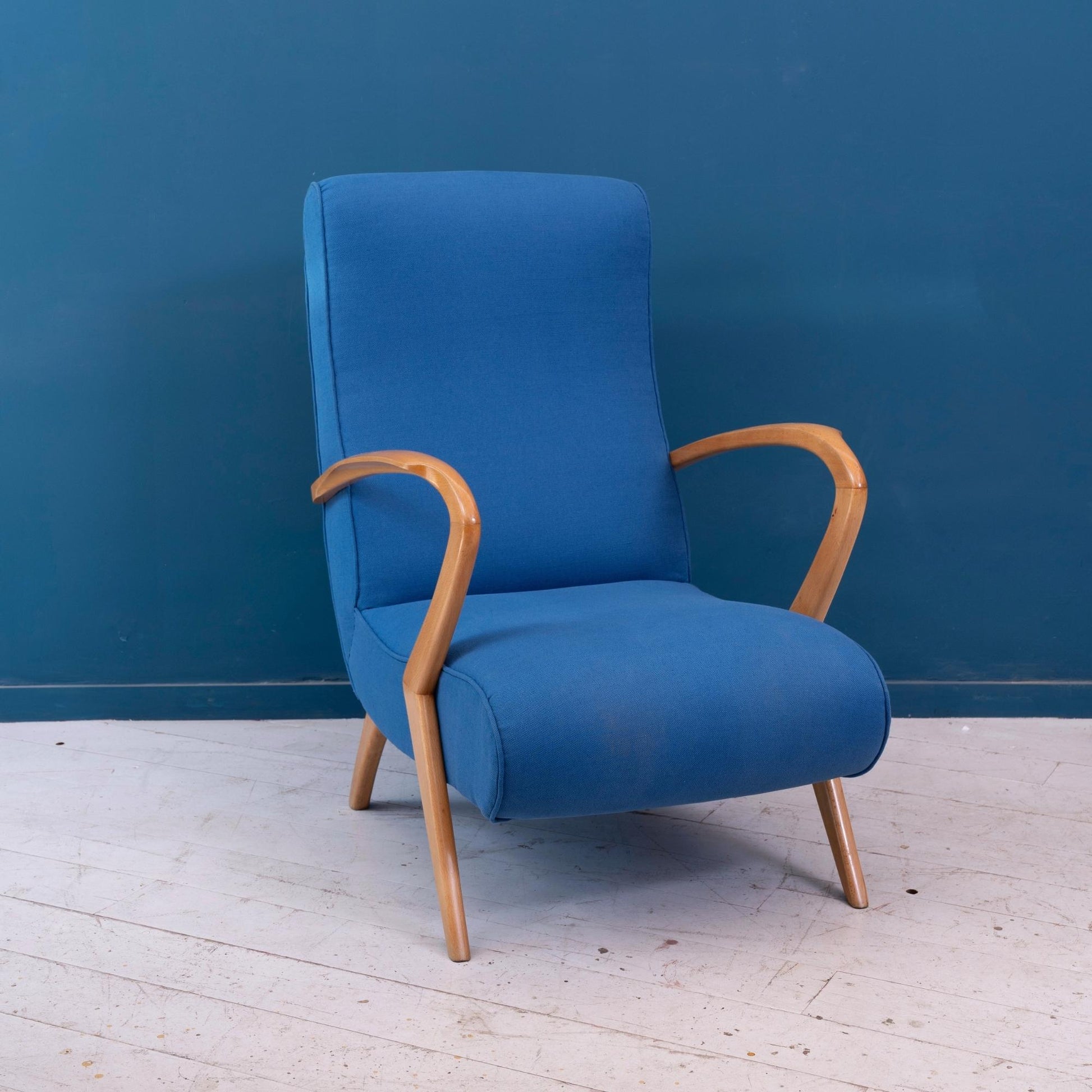 Poltrona con struttura in legno di faggio e seduta in tessuto di cotone blu, risalente agli anni '50.