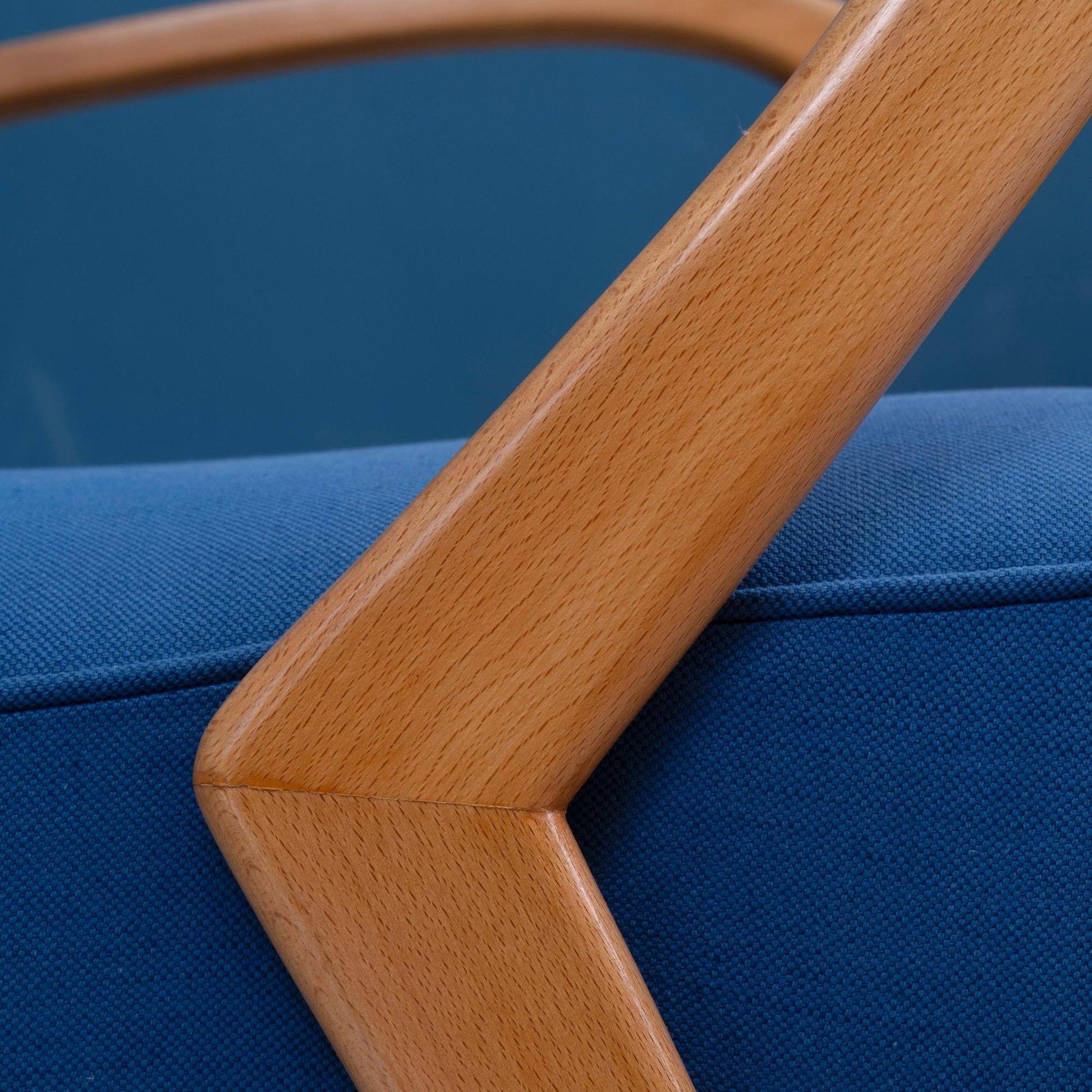 Dettaglio bracciolo Poltrona con struttura in legno di faggio e seduta in tessuto di cotone blu, risalente agli anni '50.
