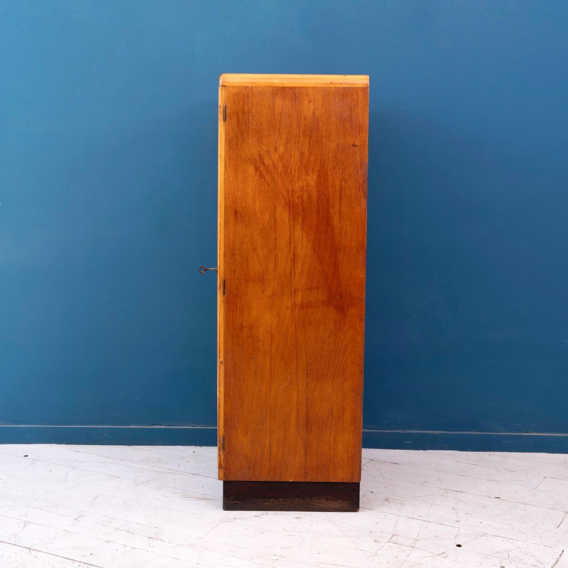 Dettaglio fianco Schedario da ufficio in legno di faggio con chiave a battente verticale con 8 cassetti, risalente agli anni '50.   