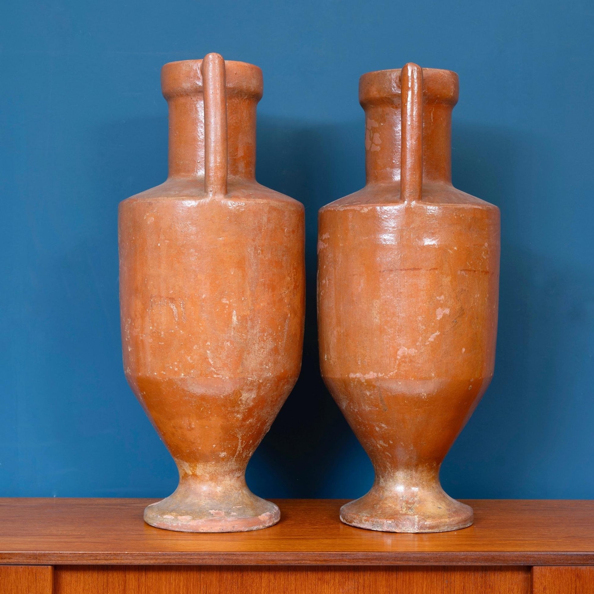 Fianco Coppia di anfore italiane in terracotta smaltata, risalente agli anni '40 del novecento.