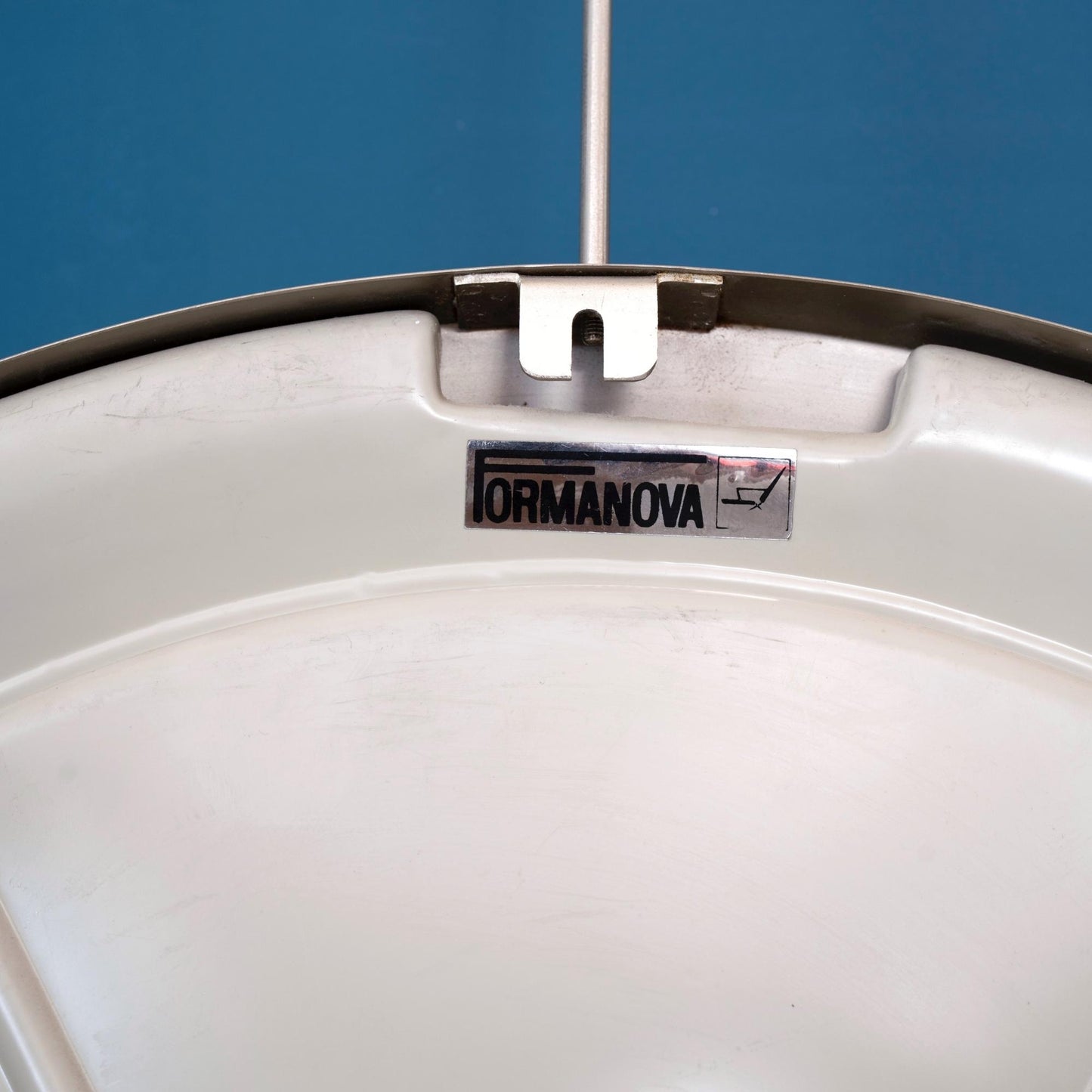 Dettaglio marchio Coppia di specchi a parete rotondi firmati Formanova in acciaio con asta in acciaio inox, risalenti agli anni'70.