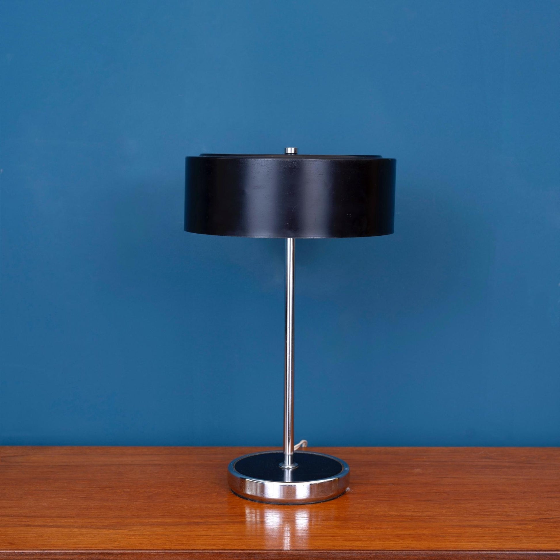 Lampada da tavolo cromata con paralume nero e inserti smaltati neri, risalente agli anni ’60.   