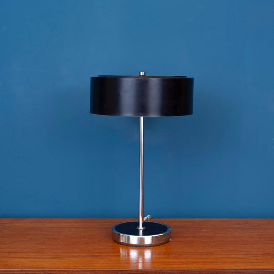 Lampada da tavolo cromata con paralume nero e inserti smaltati neri, risalente agli anni ’60.   