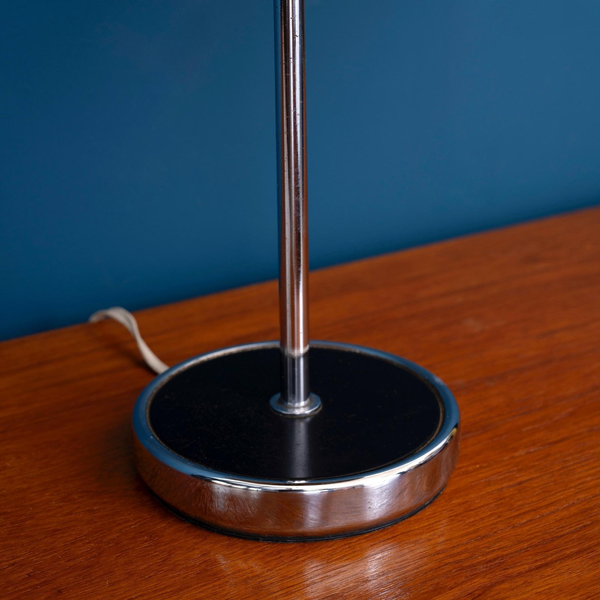 Dettaglio base Lampada da tavolo cromata con paralume nero e inserti smaltati neri, risalente agli anni ’60.   