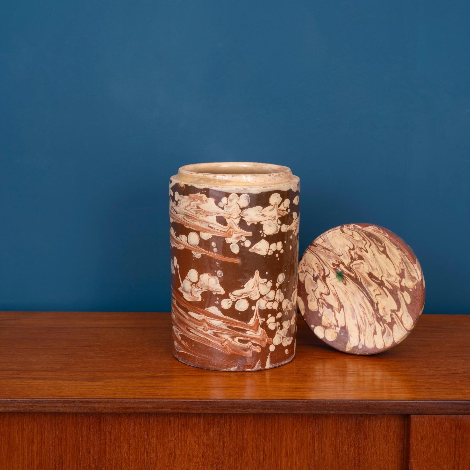 Vaso contenitore antico pugliese con coperchio in terracotta smaltata, risalente alla fine dell'800.   