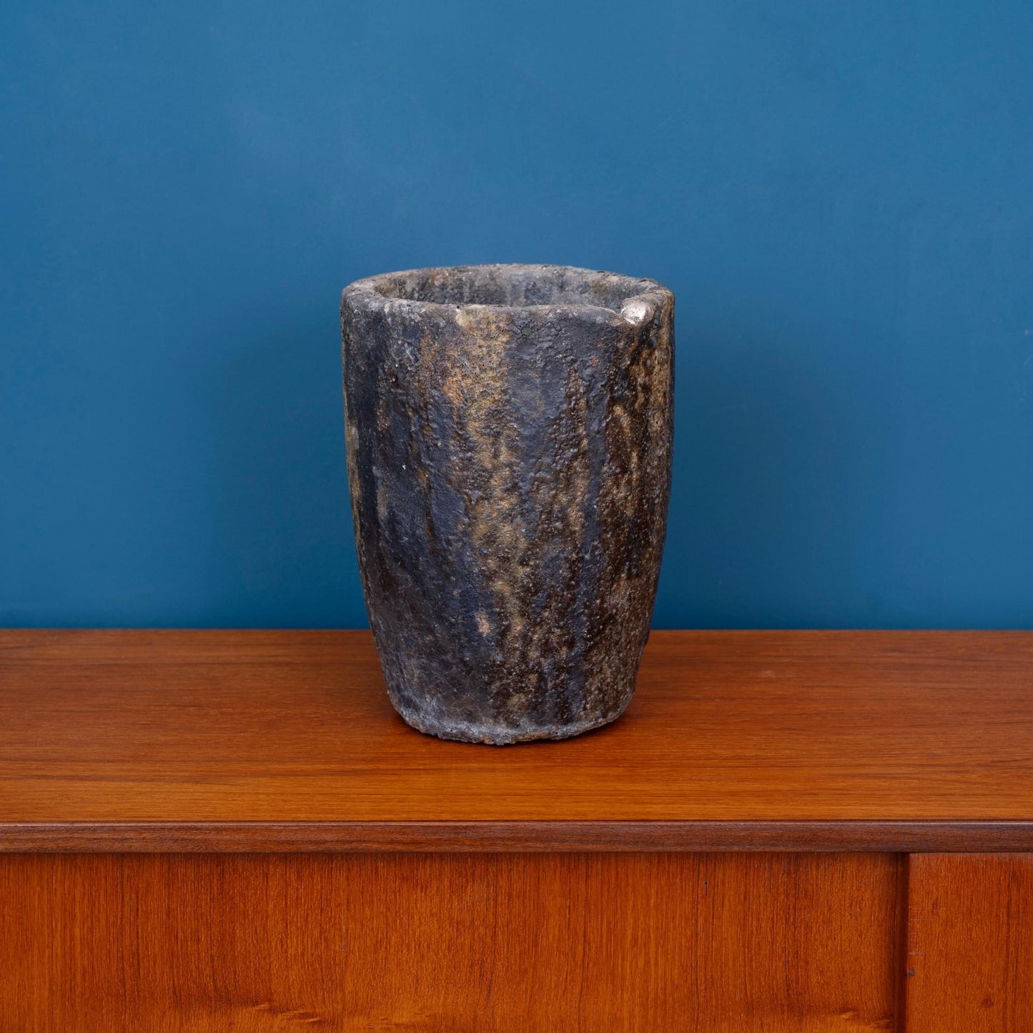 Crogiolo da fonderia con beccuccio anni '50.  Si tratta di un vaso, inizialmente usato come recipiente per fondere i metalli.