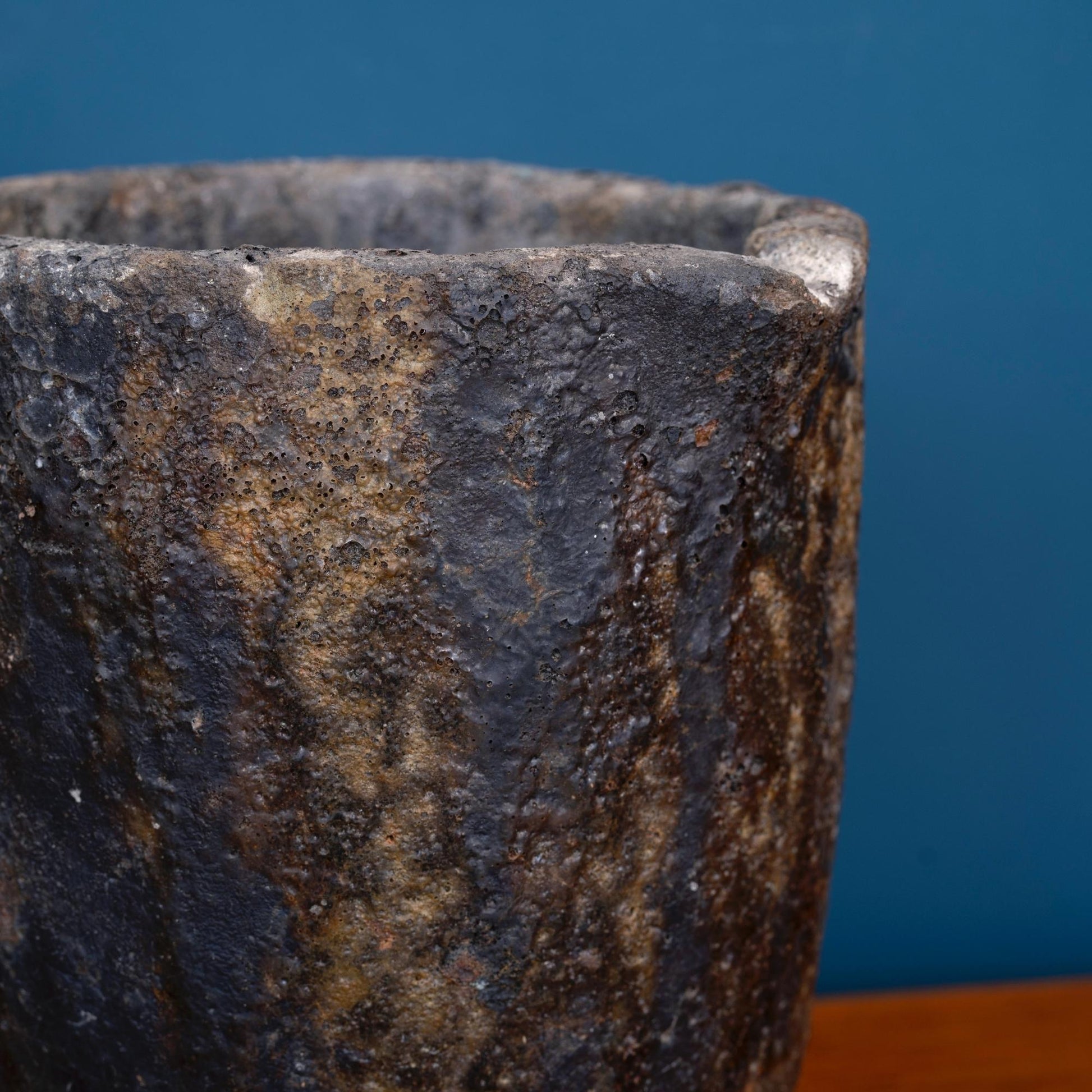 Dettaglio beccuccio Crogiolo da fonderia con beccuccio anni '50.  Si tratta di un vaso, inizialmente usato come recipiente per fondere i metalli.
