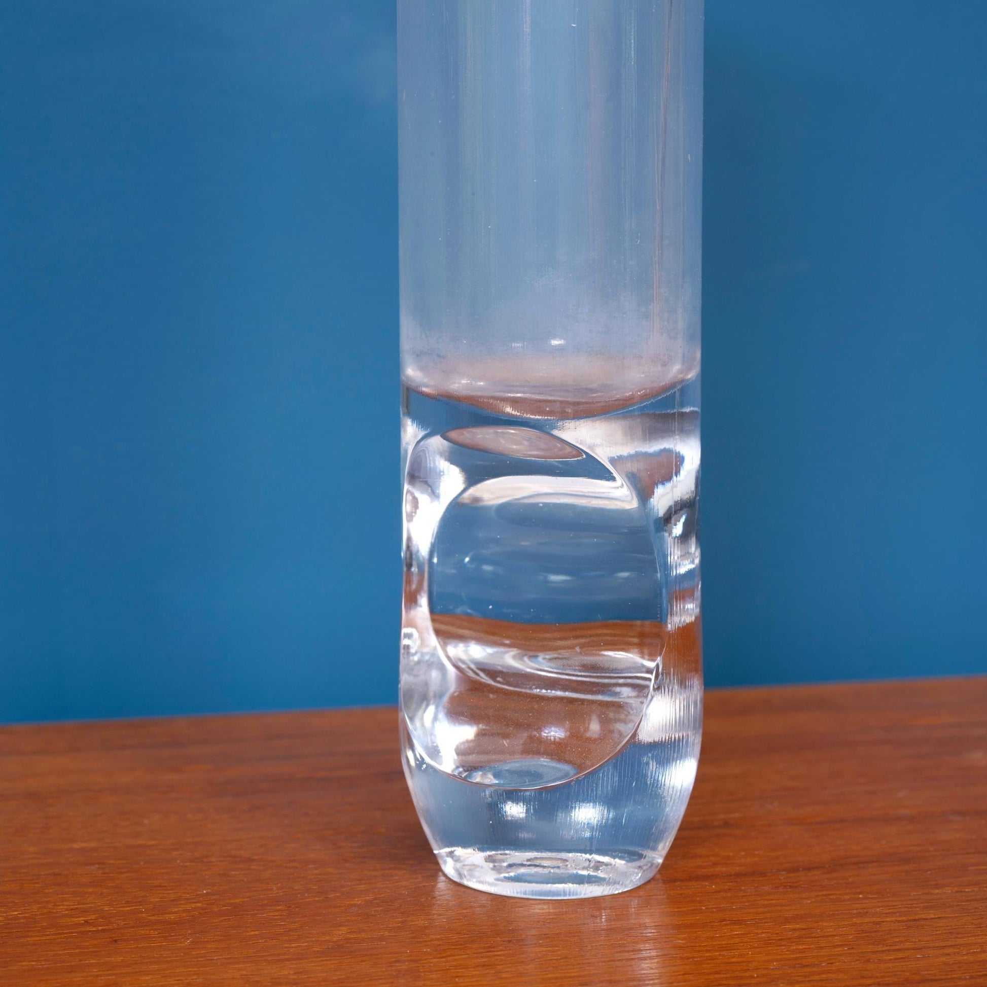 Dettaglio Vaso vetro cilindrico zigrinato con incavo sulla base, periodo '900. 