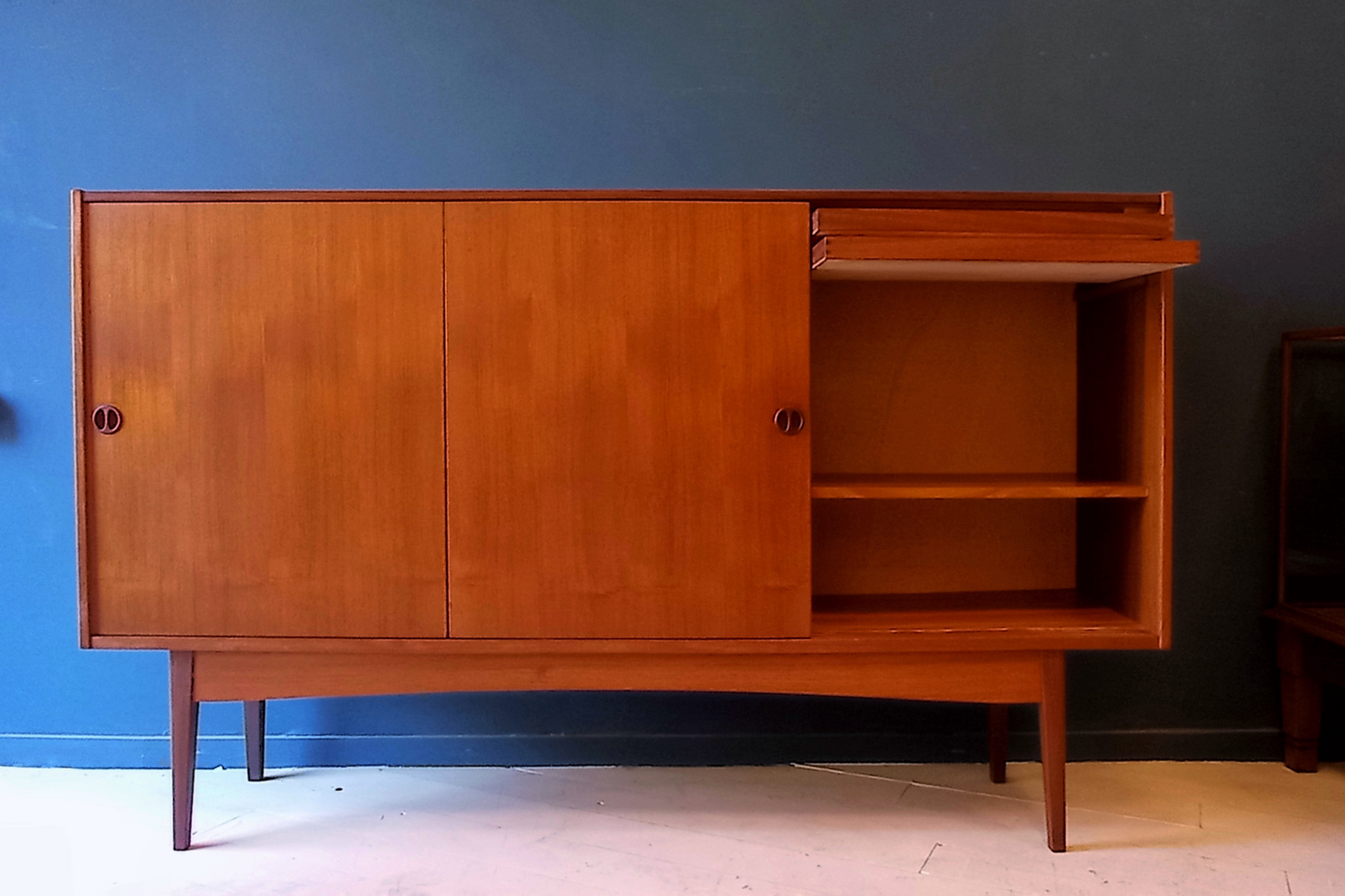 Highboard danese in legno di teak risalente agli anni '60. Mobile credenza con 3 ante e due cassetti interni, di manifattura danese. 
