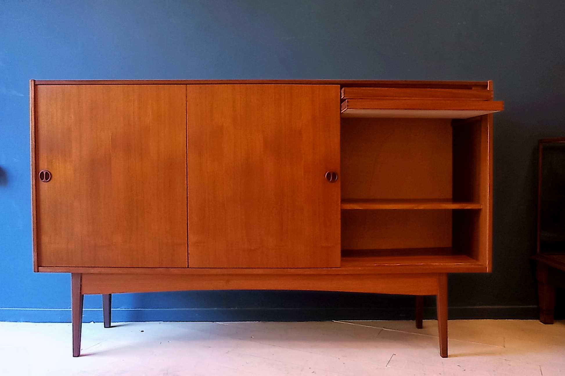 Highboard danese in legno di teak risalente agli anni '60. Mobile credenza con 3 ante e due cassetti interni, di manifattura danese. 