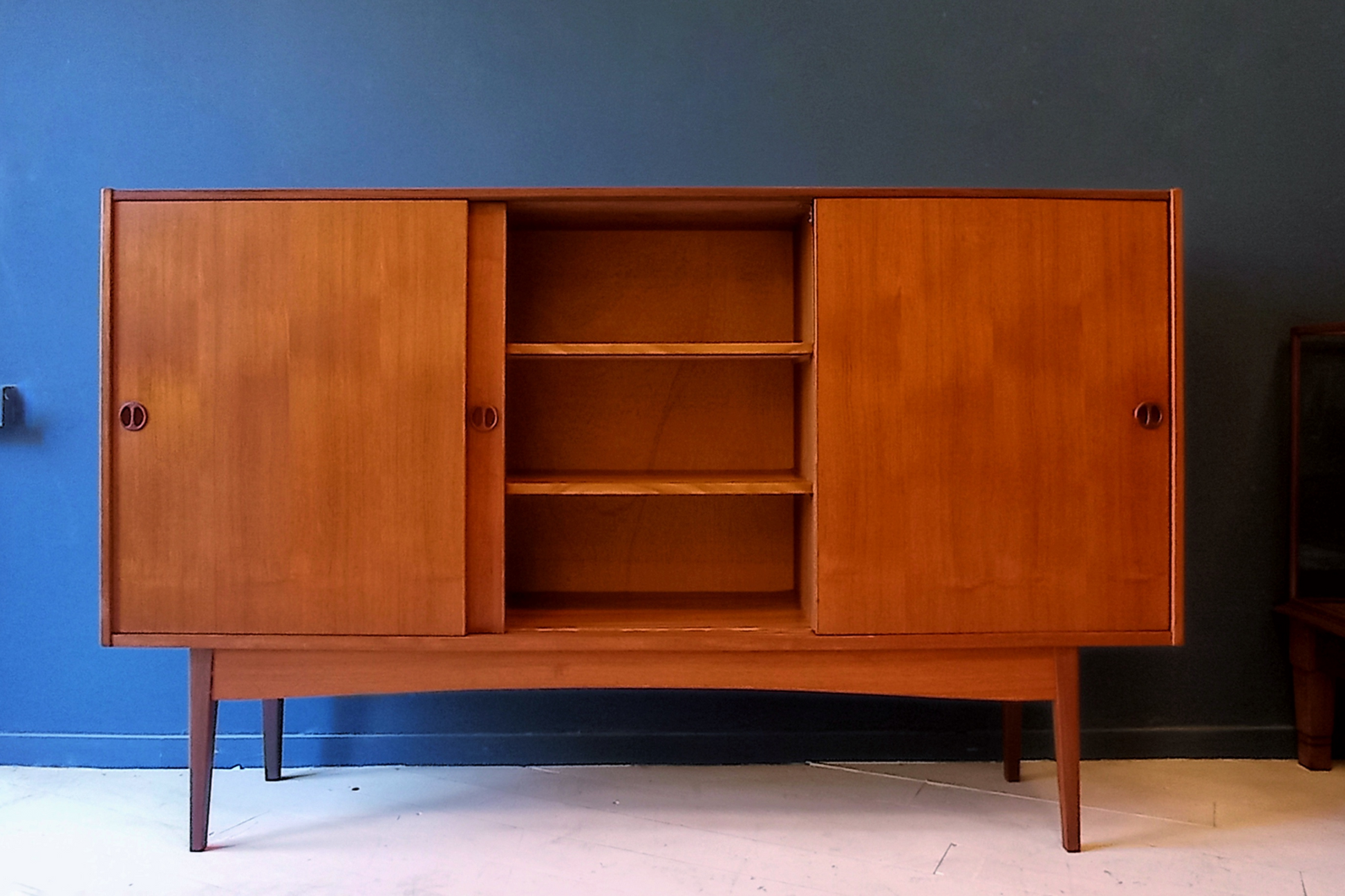 Highboard danese in legno di teak risalente agli anni '60. Mobile credenza con 3 ante e due cassetti interni, di manifattura danese. 
