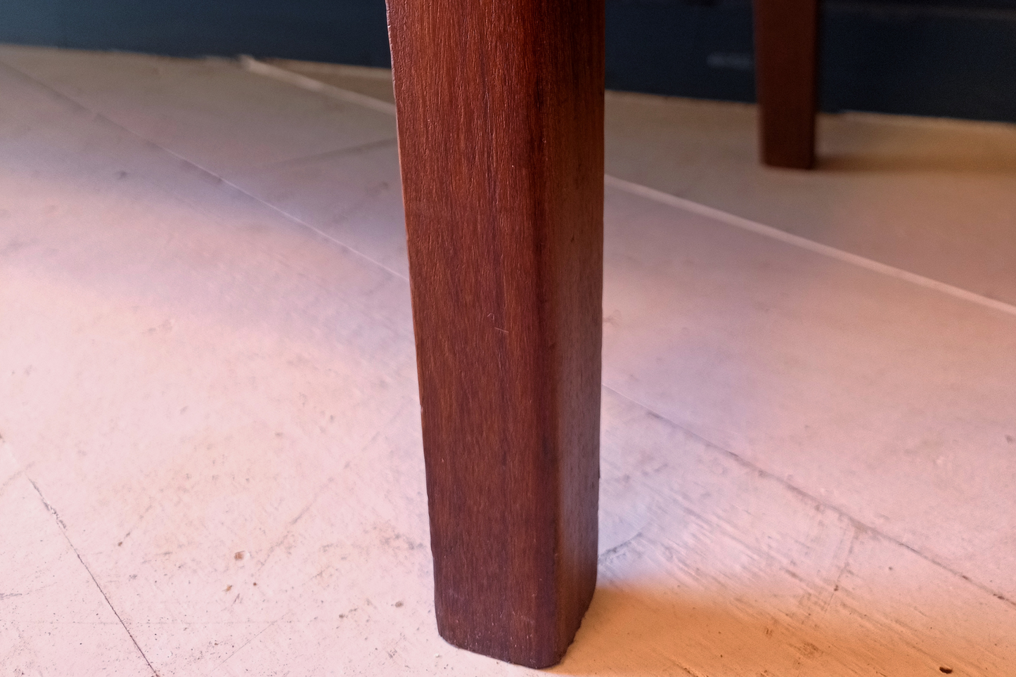 Dettaglio gambe highboard danese in legno di teak risalente agli anni '60. Mobile credenza con 3 ante e due cassetti interni, di manifattura danese. 