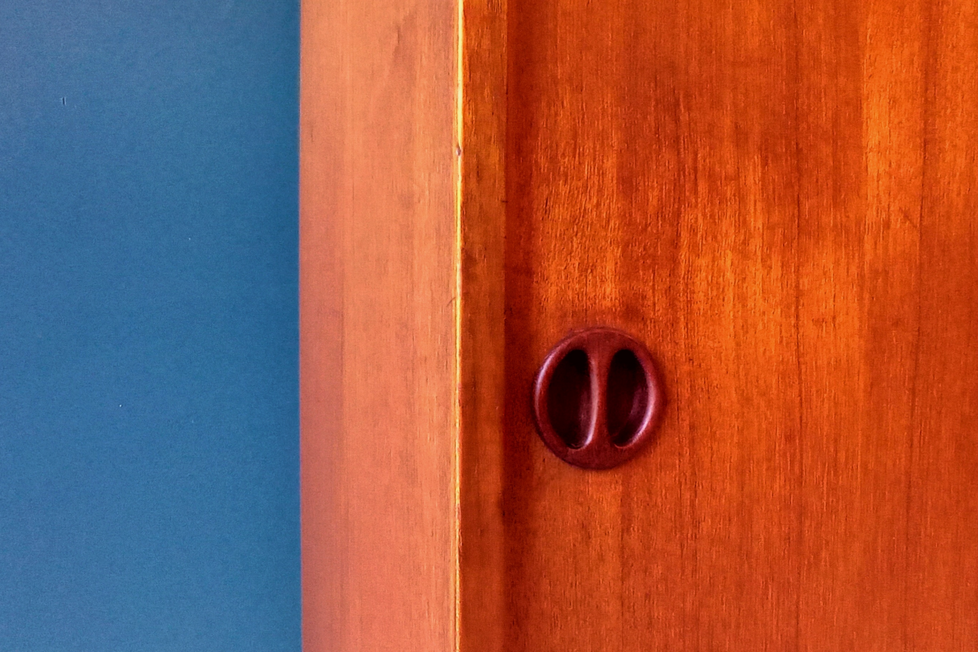 Dettaglio maniglia highboard danese in legno di teak risalente agli anni '60. Mobile credenza con 3 ante e due cassetti interni, di manifattura danese. 
